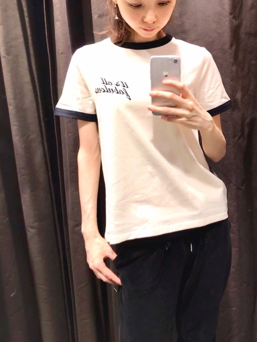 「シンプルコーデ、カジュアルコーデ、リラックススタイル、ラクチンコーデ、ZARA、Tシャツ、白黒コーデ、モノトーン、ロゴT、ootd」｜「ZARAのアイテム（Tシャツ/カットソー、ホワイト系）」を使った、MIKAさん（レディース・163cm）の夏コーディネートの1枚目の写真