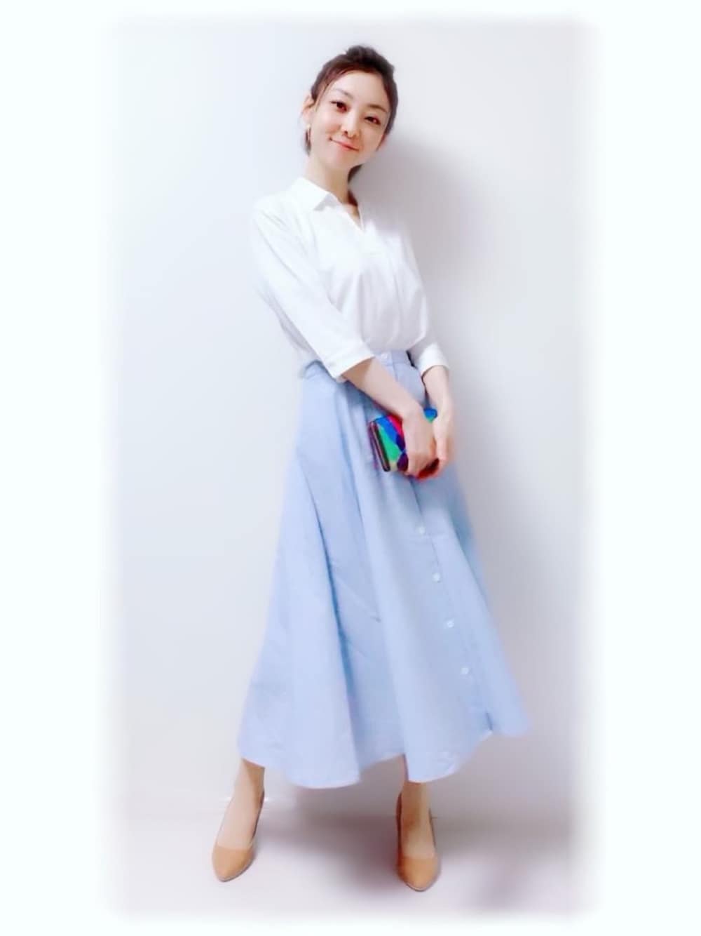 「休日スタイル、ラクチンコーデ、春コーデ、ブラウス、スカート、UNIQLO、ユニクロ、ユニクロコーデ、シャツスタイル、サーキュラースカート」｜「UNIQLOのフロントボタンサーキュラースカート（ストライプ・丈短め68～72cm）（スカート、ブルー系）」を使った、MIKAさん（レディース・163cm）の春コーディネートの1枚目の写真