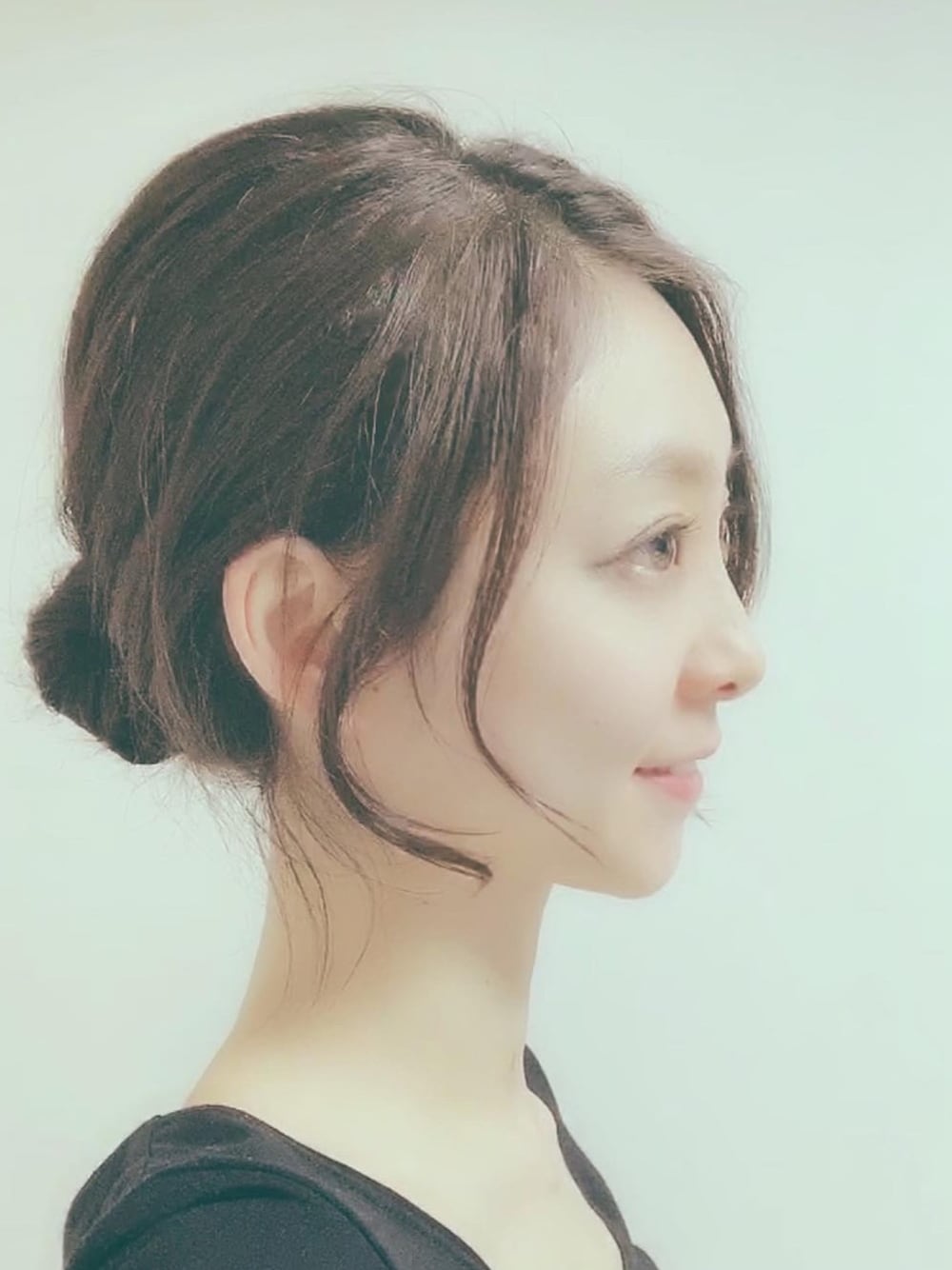 「ヘアアレンジ、簡単ヘアアレンジ、ショートボブ、ボブ、お団子ヘアー、お団子アレンジ、着物ヘア、横顔、黒トップス」｜「ヘアアレンジのアイテム（その他、ブラウン系）」を使った、MIKAさん（レディース・163cm）の春コーディネートの1枚目の写真
