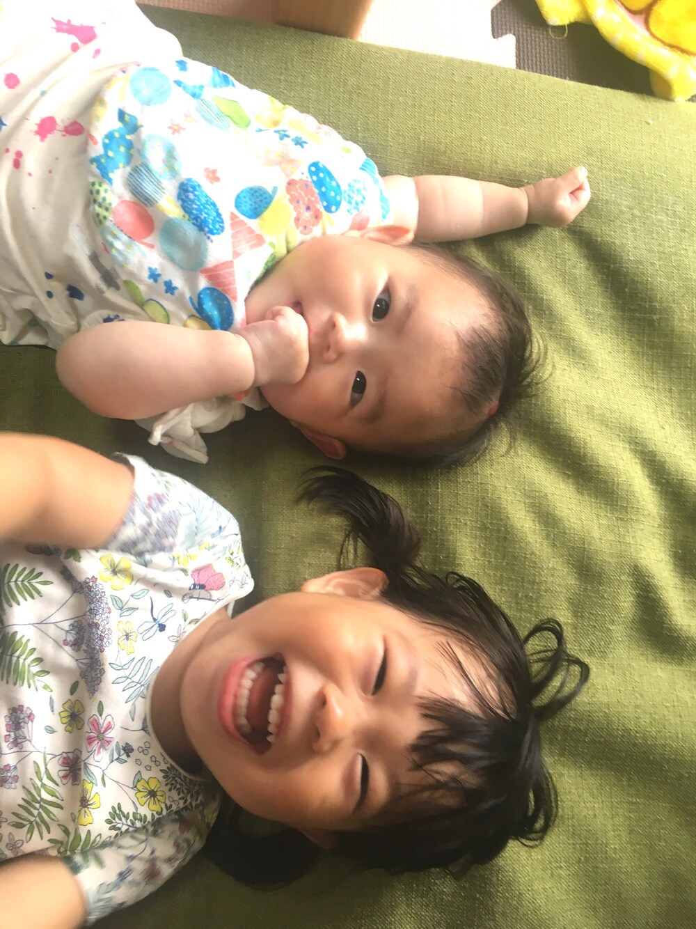 「女の子、1歳、1歳7ヶ月、3ヶ月、年子姉妹」｜「GAPのGap リトルアーティスト エンベリッシュメント フラッタースリーブ ボディダブル（ロンパース、その他）」を使った、harekkoさん（キッズ・70cm）の夏コーディネートの1枚目の写真