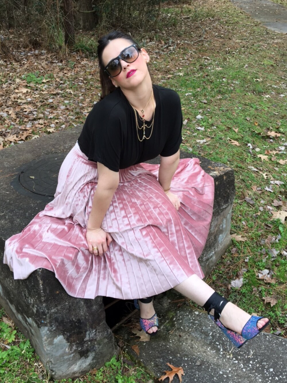 ピンク系のスカート、その他のドレスシューズ、ブラック系のサングラスを着用したレディースの春コーディネートの1枚目の写真