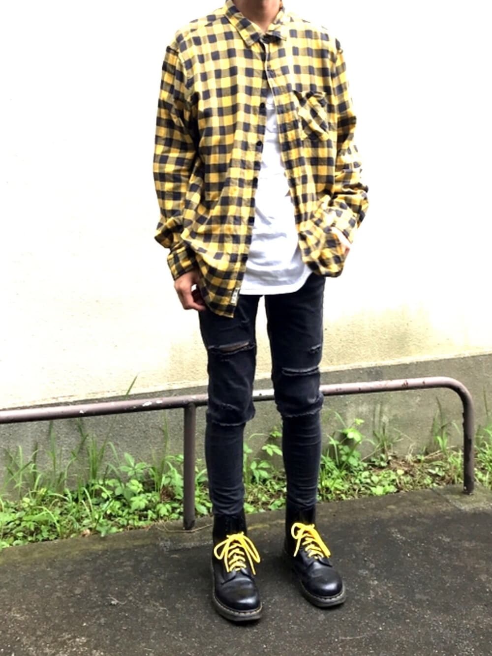 「黄色コーデ、Dr.Martens 8ホール、黄色紐、派手色、おしゃれ、美容学生、モデル募集、渋谷、原宿、ストリート」｜「Dr. MartensのDr.Martens / 1460 8EYEBOOT_mtn（ブーツ、ブラック系）」を使った、ご  たさん（メンズ・173cm）の秋コーディネートの1枚目の写真