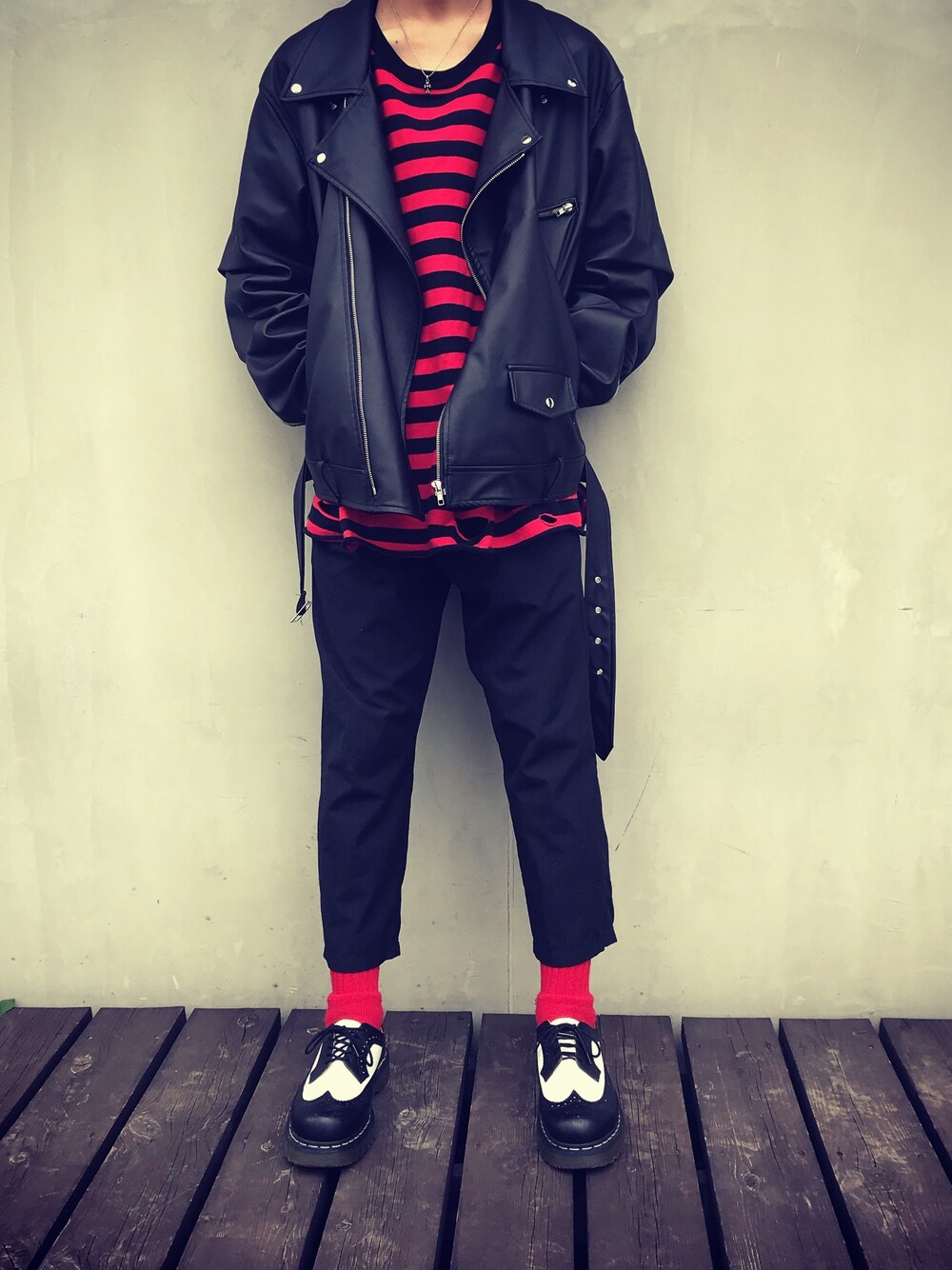 「black、red、street、美容学生」｜「Never mind XUのアイテム（ライダースジャケット、ブラック系）」を使った、ご  たさん（メンズ・173cm）の春コーディネートの1枚目の写真