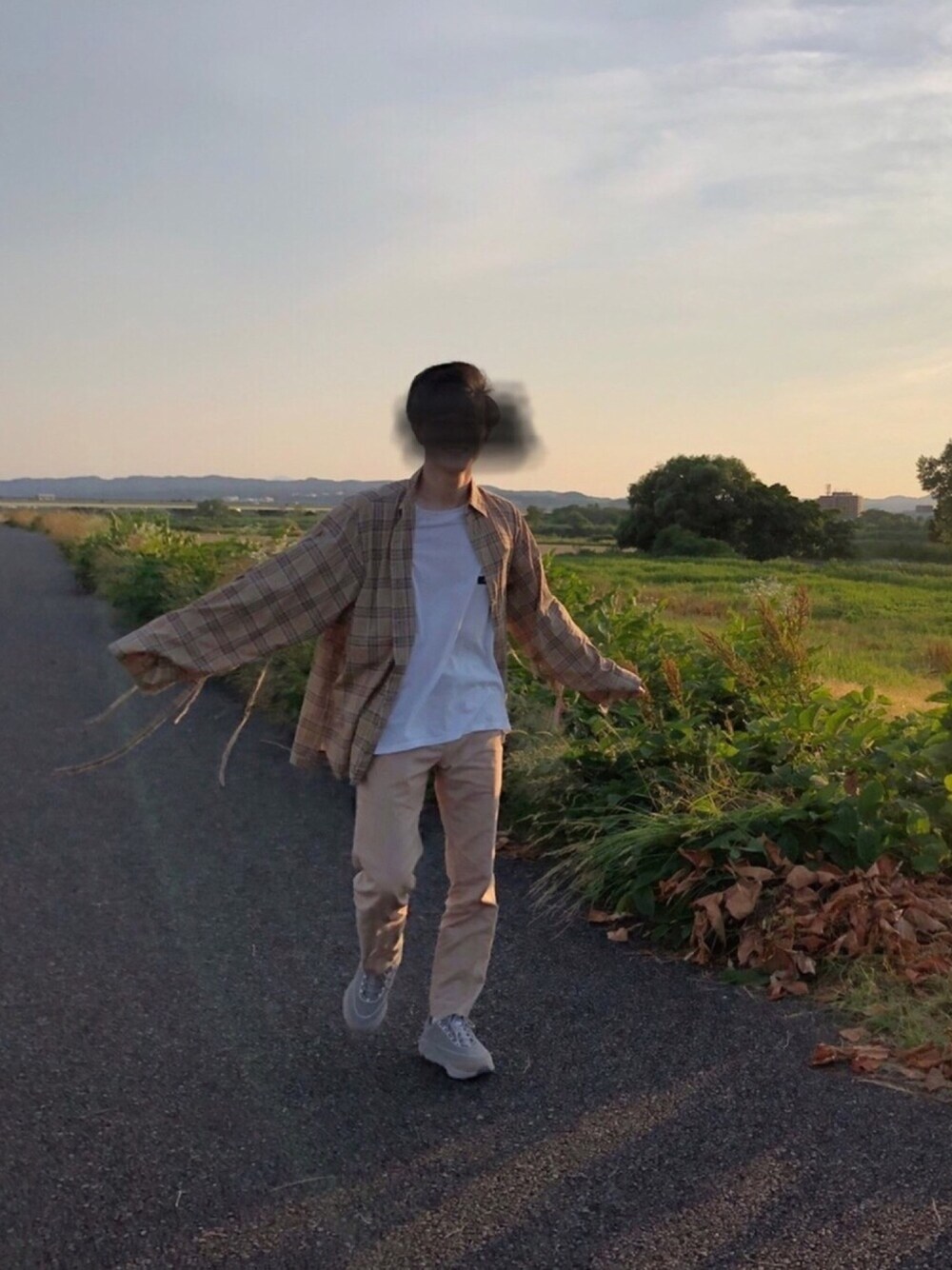 「SYU.HOMME/FEMM、Adam et Rope'、articlenumber、休日スタイル、大人カジュアル、スニーカー、オールベージュ、ワントーンコーデ」｜「SYU.HOMME/FEMMの【SYU.HOMME】スーパーアームシャツスリム（シャツ/ブラウス、イエロー系）」を使った、tetsuさん（メンズ・172cm）の夏コーディネートの1枚目の写真