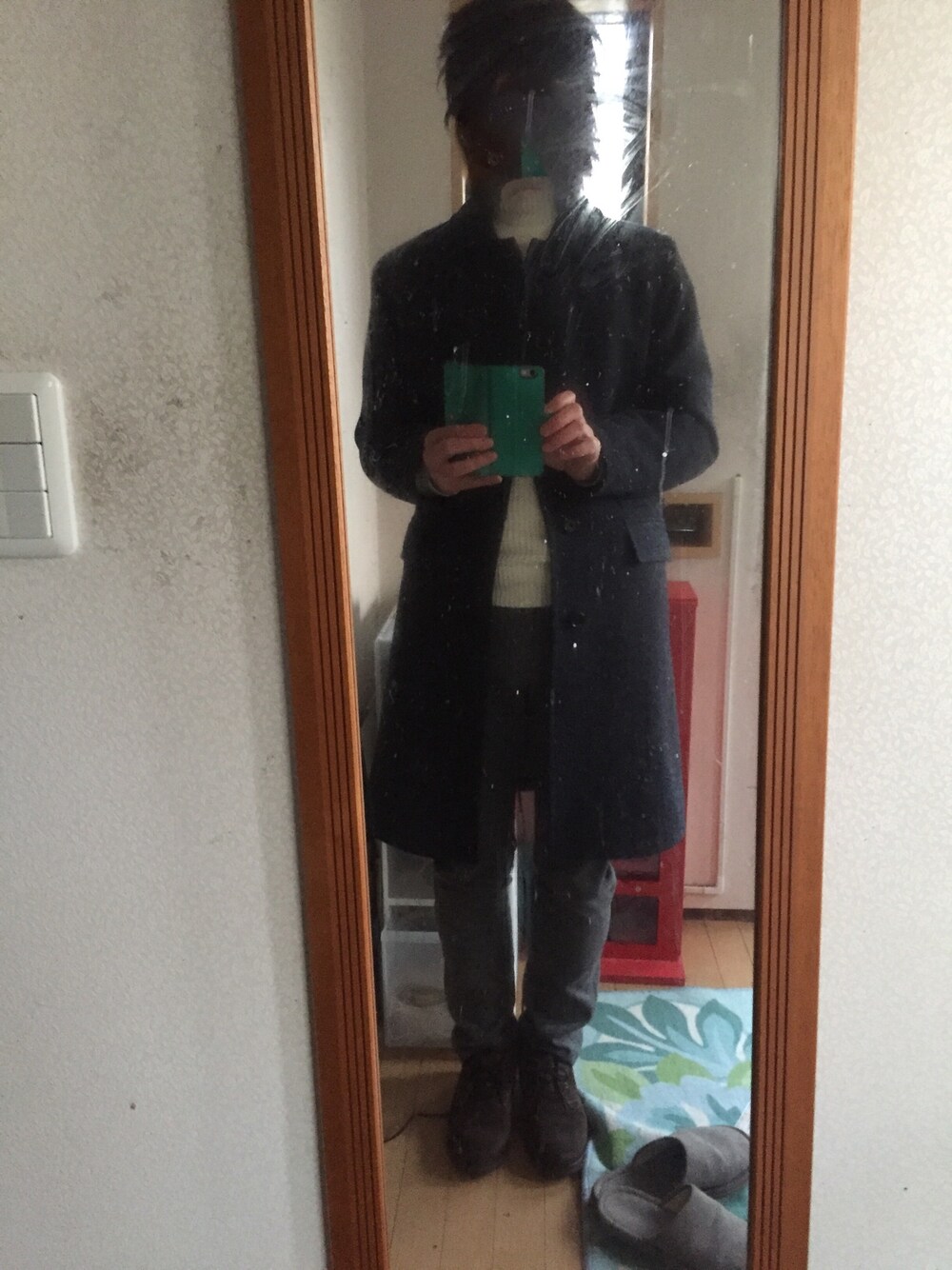 「green label relaxingのアイテム（ステンカラーコート、ブルー系）」を使った、Hiroさん（メンズ・173cm）の春コーディネートの1枚目の写真