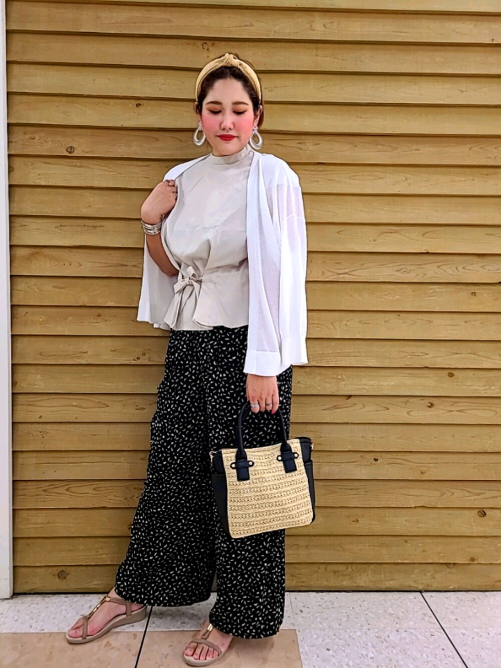 「おしゃれさんと繋がりたい、サテンパンツ、ドレスキップ、リネン素材」｜「SHOO・LA・RUEのTアクセバックゴムサンダル（サンダル、ブラウン系）」を使った、reimamaさん（レディース・169cm）の春コーディネートの1枚目の写真