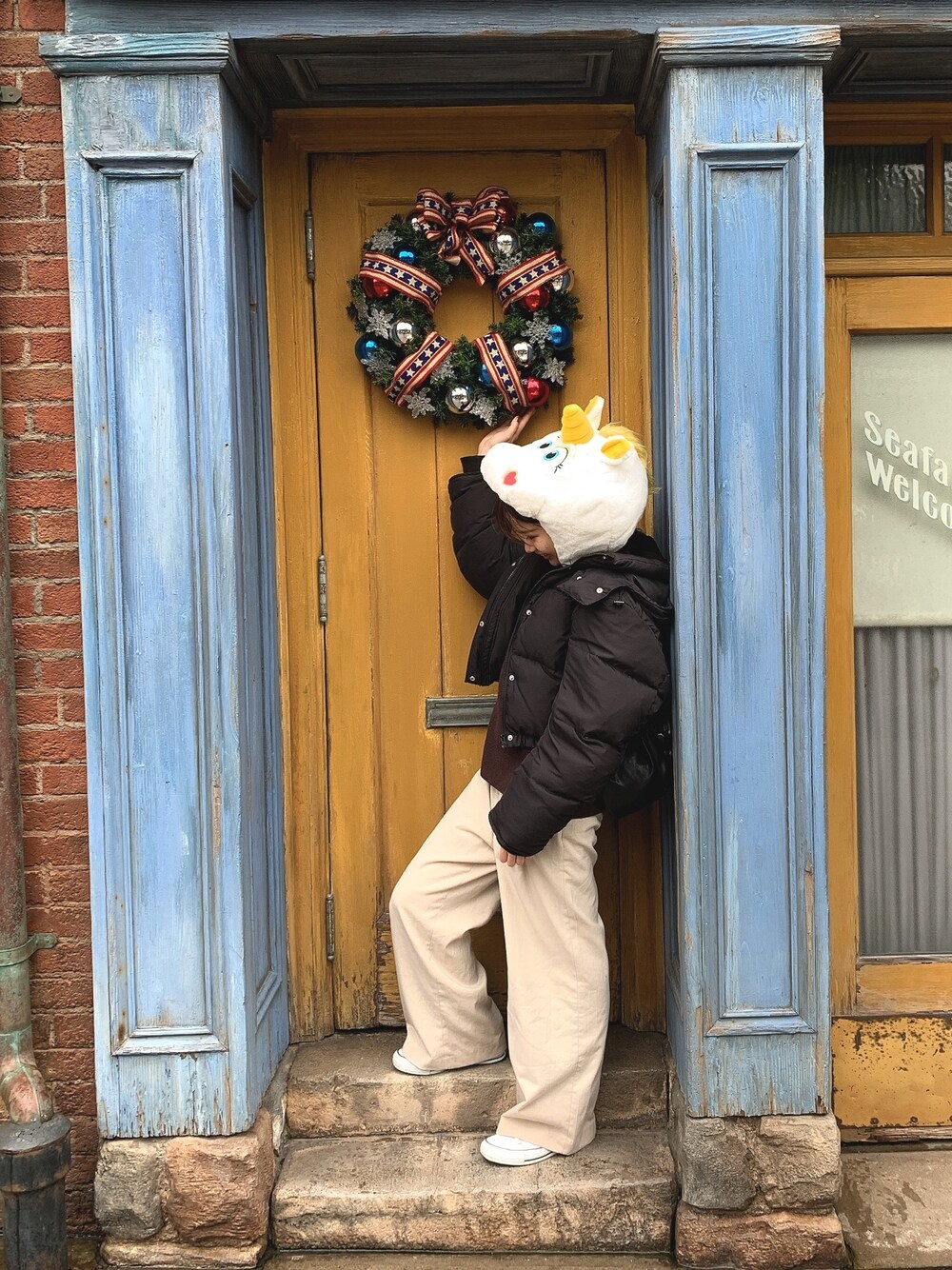 「ダウンコーデ、あったかコーデ、ホワイトパンツ、ダウン、ブラウンニット、converse、moussy、ローリーズファーム(LOWRYS FARM)、EVRIS 」｜「EVRISのOVER SIZEダウンコート（その他アウター、ブラック系）」を使った、きゃらめるさん（レディース・160cm）の秋コーディネートの1枚目の写真
