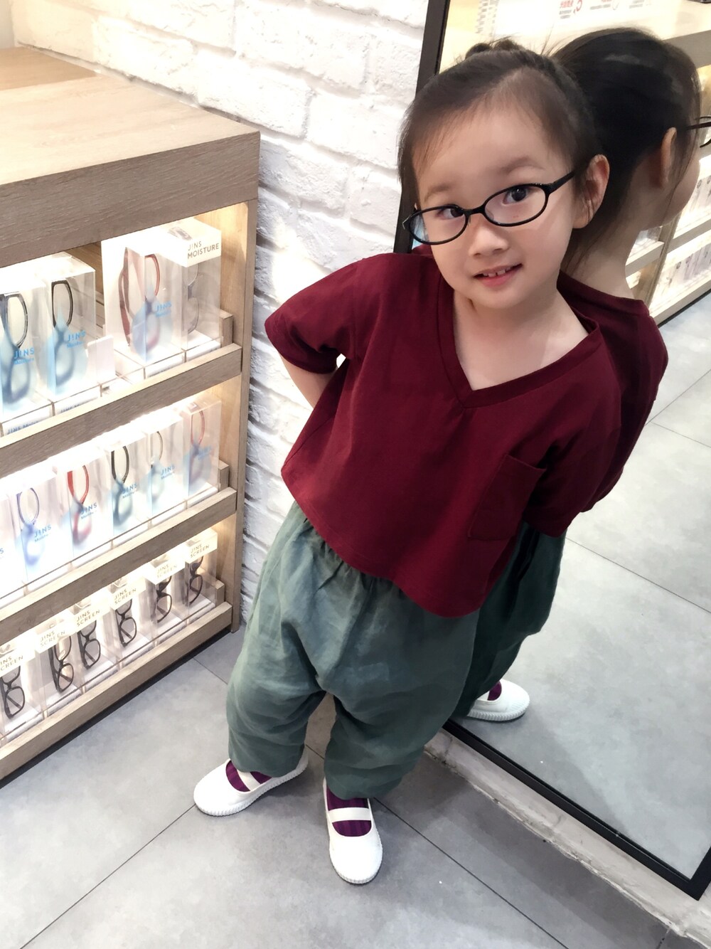 「NOのアイテム（トップス、レッド系）」を使った、lesslaylsnさん（キッズ・90cm）の春コーディネートの1枚目の写真