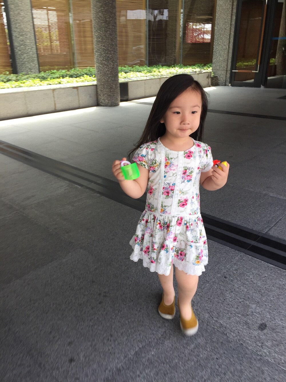 「NOのアイテム（ワンピース、ホワイト系）」を使った、lesslaylsnさん（キッズ・100cm）の春コーディネートの1枚目の写真