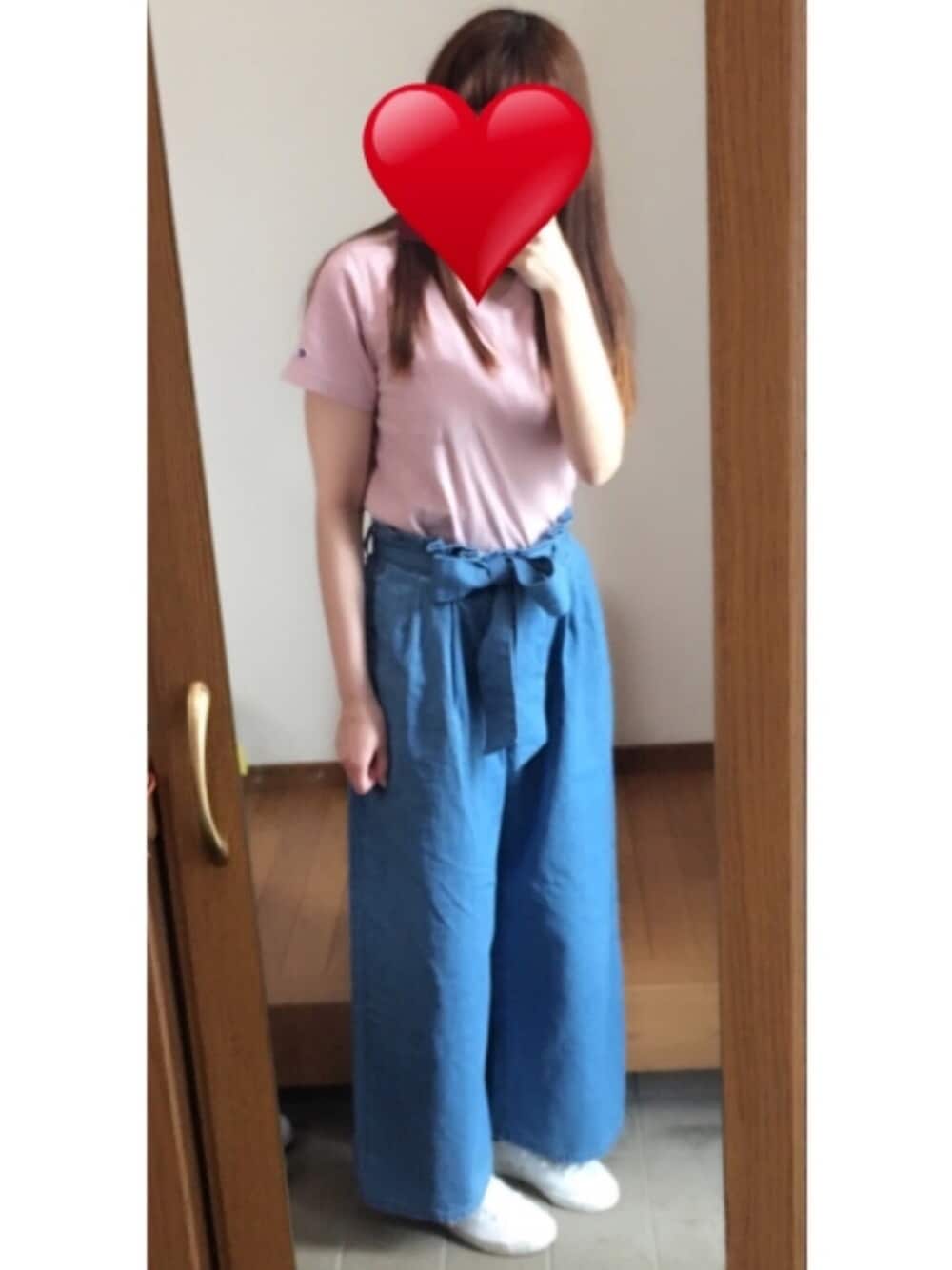 ピンク系のTシャツ/カットソー、ブルー系のパンツ、ホワイト系のスニーカーを着用したレディースの夏コーディネートの1枚目の写真