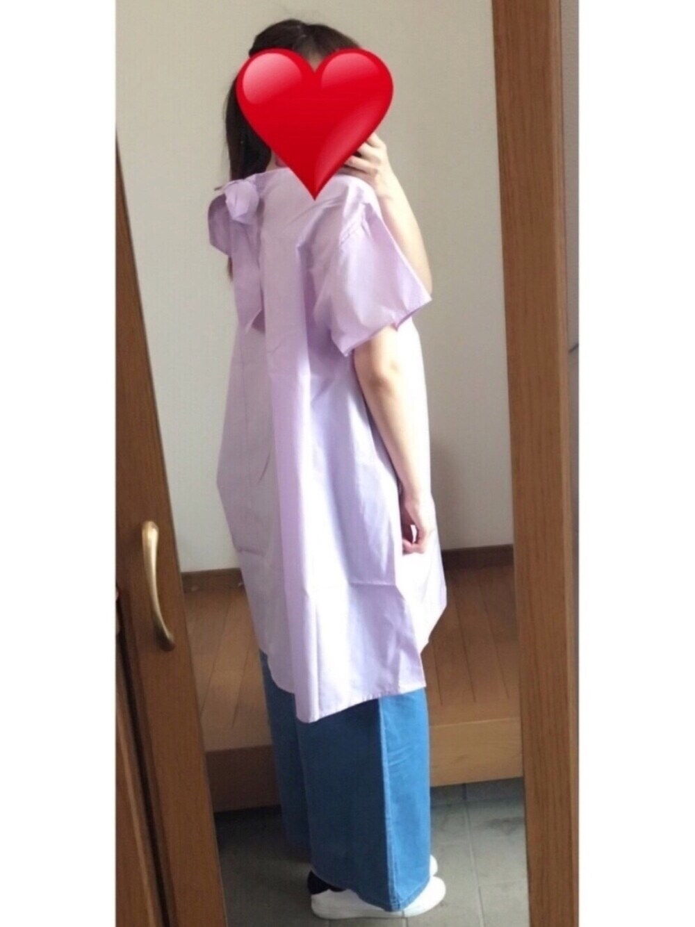 ピンク系のワンピース、ブルー系のパンツ、ホワイト系のスニーカーを着用したレディースの夏コーディネートの1枚目の写真