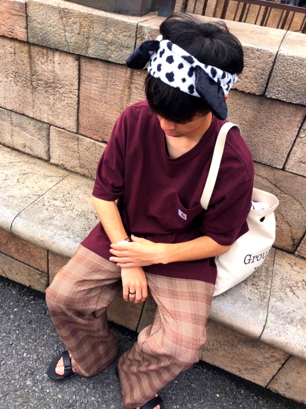 「ディズニー、carhartt、Daniel Wellington、Dr.Martens、古着、オーバーサイズ、休日スタイル、チエックパンツ、カジュアル、シンプルコーデ」｜「Carharttのカーハート carhartt ロゴ 半袖Tシャツ ポケット付き ビッグシルエット（Tシャツ/カットソー、レッド系）」を使った、さとさん（メンズ・175cm）の夏コーディネートの1枚目の写真