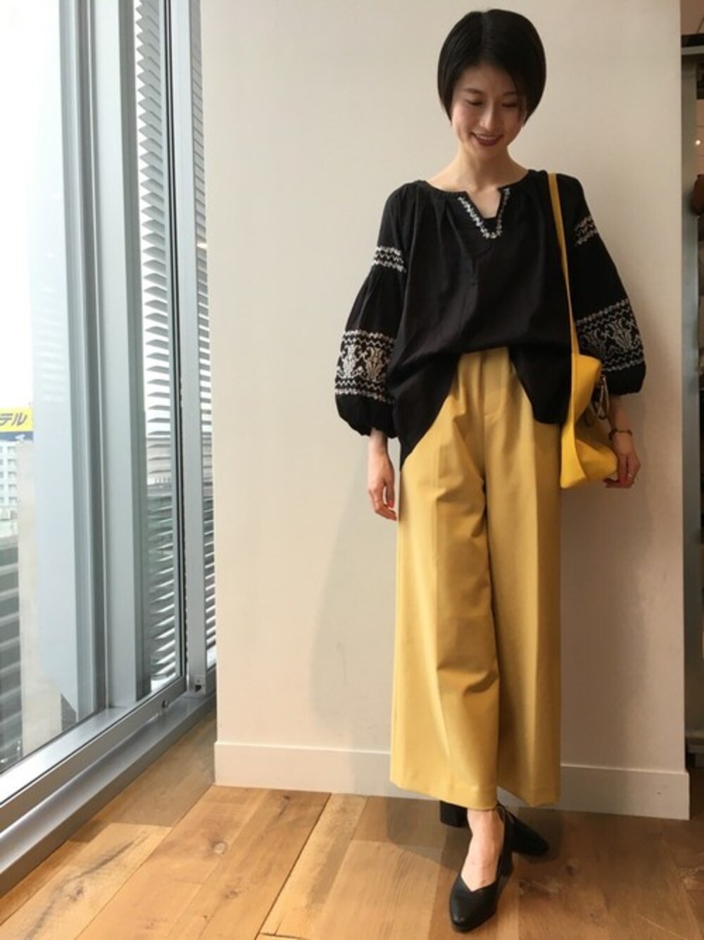 「パンプス、刺繍、JEANASiS、ジーナシス、ワイドパンツ、キレイめ、刺繍ブラウス」｜「JEANASISのシシュウバルンチュニック/745062（シャツ/ブラウス、ブラック系）」を使った、Cathyさん（レディース・161cm）の冬コーディネートの1枚目の写真
