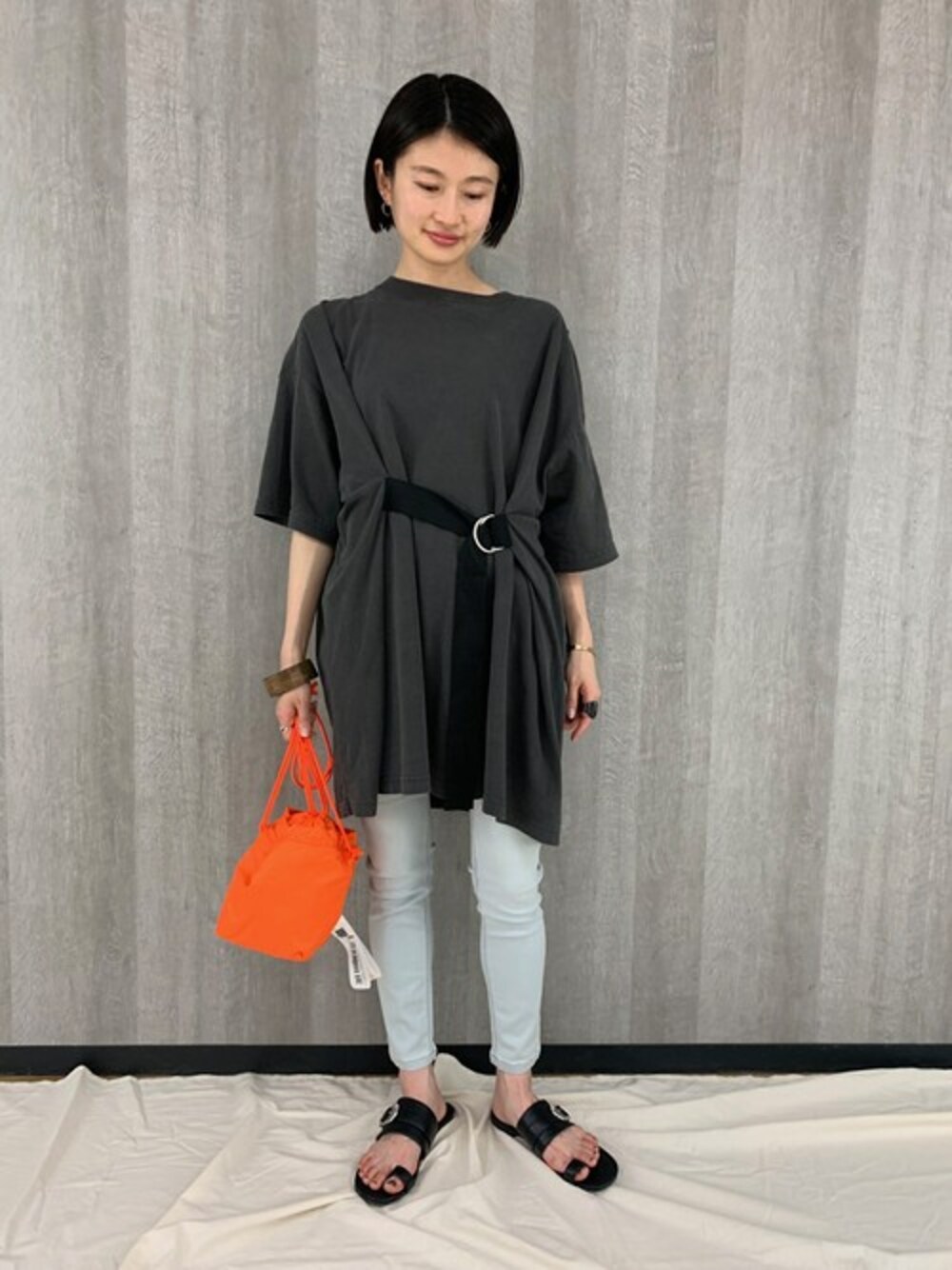 「JEANASiS、ジーナシス、巾着バッグ、スキニーデニム、カジュアルコーデ、ゆるコーデ、ビッグT、フラットサンダル、BigT、デザイントップス」｜「JEANASISのフロントベルトBIG TEE/843964（Tシャツ/カットソー、グレー系）」を使った、Cathyさん（レディース・161cm）の春コーディネートの1枚目の写真