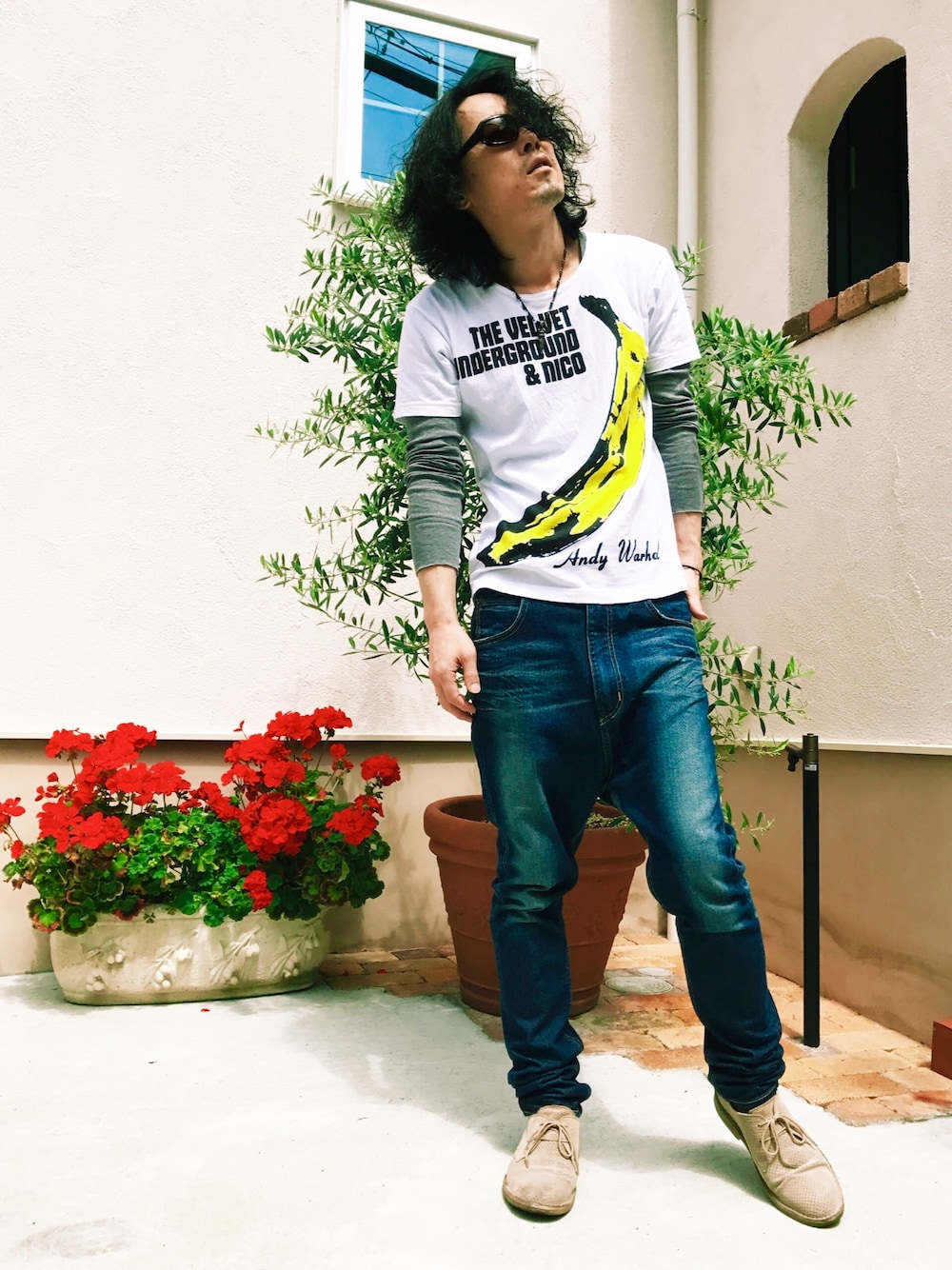 ホワイト系のTシャツ/カットソー、グレー系のTシャツ/カットソー、ブルー系のデニムパンツを着用したメンズの春コーディネートの1枚目の写真