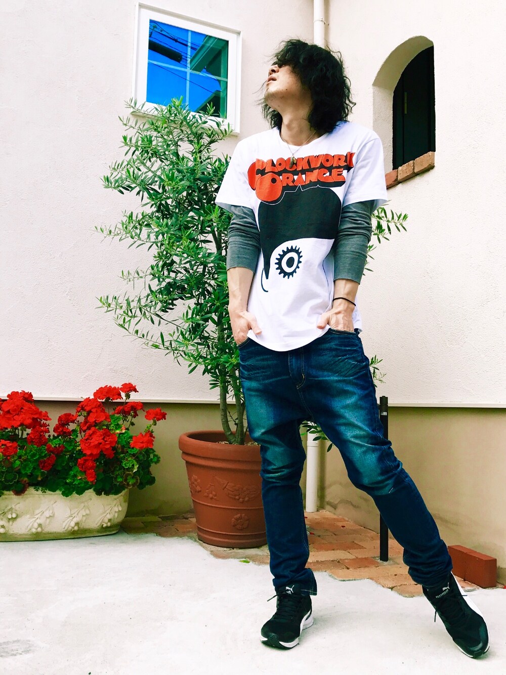 ホワイト系のTシャツ/カットソー、グレー系のTシャツ/カットソー、ブルー系のデニムパンツを着用したメンズの春コーディネートの1枚目の写真