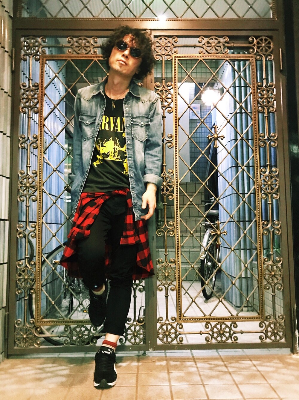 「デニムシャツ、ロックT、腰巻きスタイル、ビッグT、サングラス、NIRVANA、glamb、レイヤードスタイル、アンクルパンツ、スキニーデニム」｜「n(n) BY NUMBER (N)INEのF11-NNA002（サングラス、ブラウン系）」を使った、KEITA(ΦωΦ)さん（メンズ・181cm）の春コーディネートの1枚目の写真
