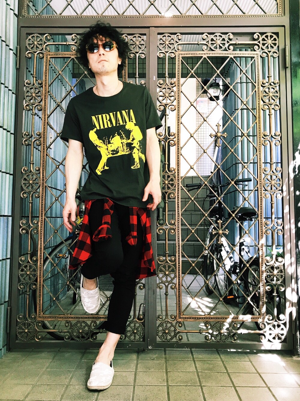 「ビッグT、NIRVANA、GU、glamb、腰巻きスタイル、ロックT、アンクルパンツ、エスパドリーユ、モノトーン、Tシャツフェス」｜「n(n) BY NUMBER (N)INEのF11-NNA002（サングラス、ブラウン系）」を使った、KEITA(ΦωΦ)さん（メンズ・181cm）の夏コーディネートの1枚目の写真