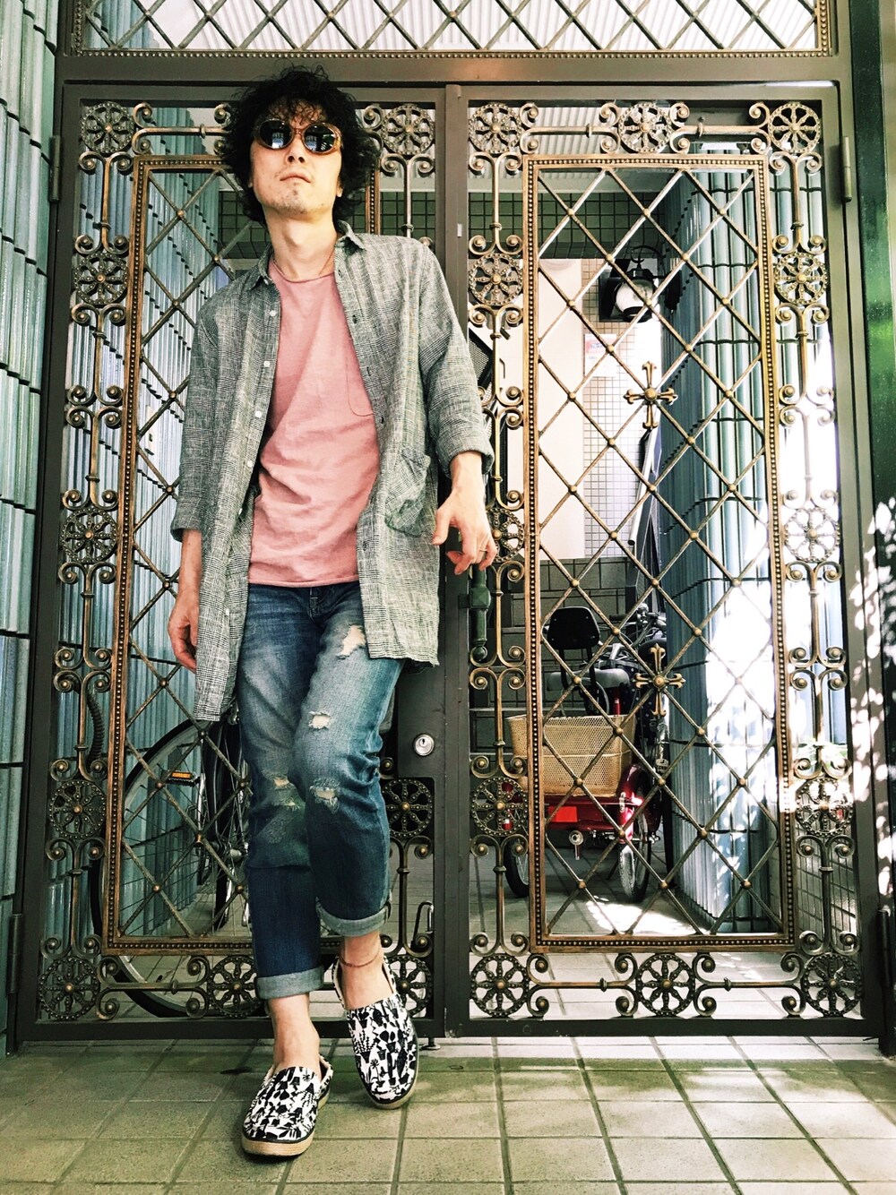 「ドラフトウィゴー、ロングシャツ、サーモンピンク、ダメージデニムパンツ、エスパドリーユ、リネンシャツ、グレンチェック、プチプラ、ロック、ロールアップ」｜「n(n) BY NUMBER (N)INEのF11-NNA002（サングラス、ブラウン系）」を使った、KEITA(ΦωΦ)さん（メンズ・181cm）の夏コーディネートの1枚目の写真