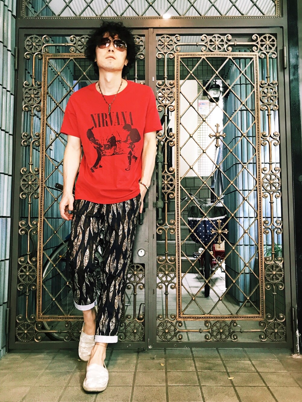 「ロックT、赤Tシャツ、柄パンツ、ロールアップ、エスパドリーユ、ビッグシルエット、GU、GLOBAL WORK、ティアドロップサングラス、赤」｜「Ray-BanのRay-Ban RB3386 サングラス RB338667004/13（サングラス、グレー系）」を使った、KEITA(ΦωΦ)さん（メンズ・181cm）の夏コーディネートの1枚目の写真