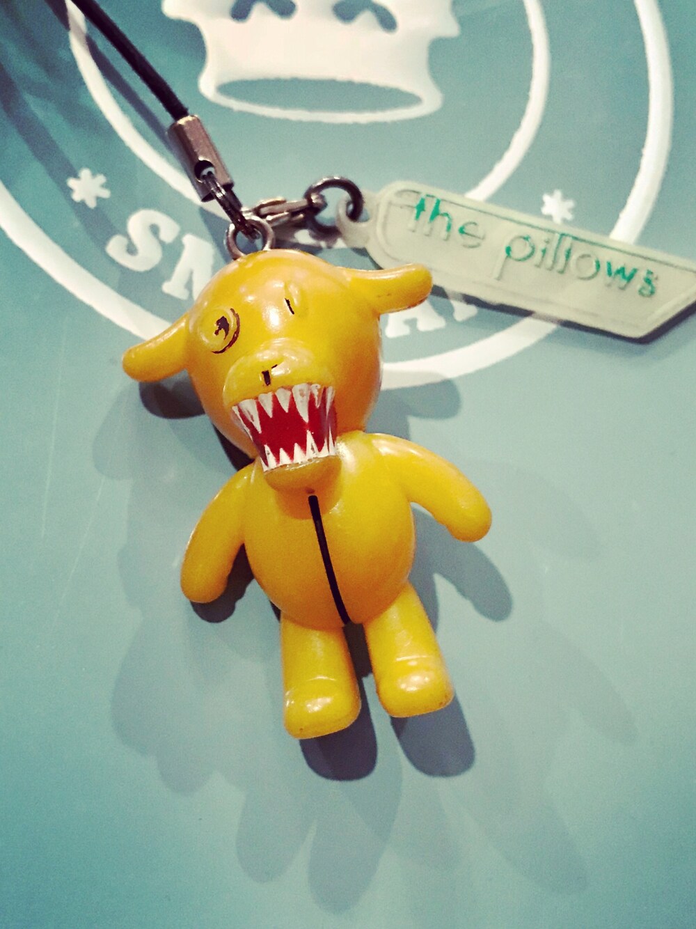 「the pillows、キーホルダー、お洒落さんとつながりたい」｜「バスター君のアイテム（フィギュア、イエロー系）」を使った、KEITA(ΦωΦ)さん（メンズ・181cm）の春コーディネートの1枚目の写真