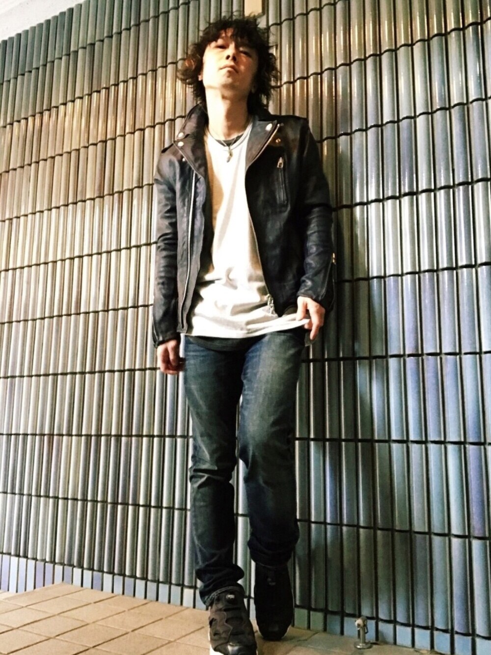 ブルー系のライダースジャケット、ベージュ系のTシャツ/カットソー、グレー系のTシャツ/カットソーを着用したメンズの春コーディネートの1枚目の写真