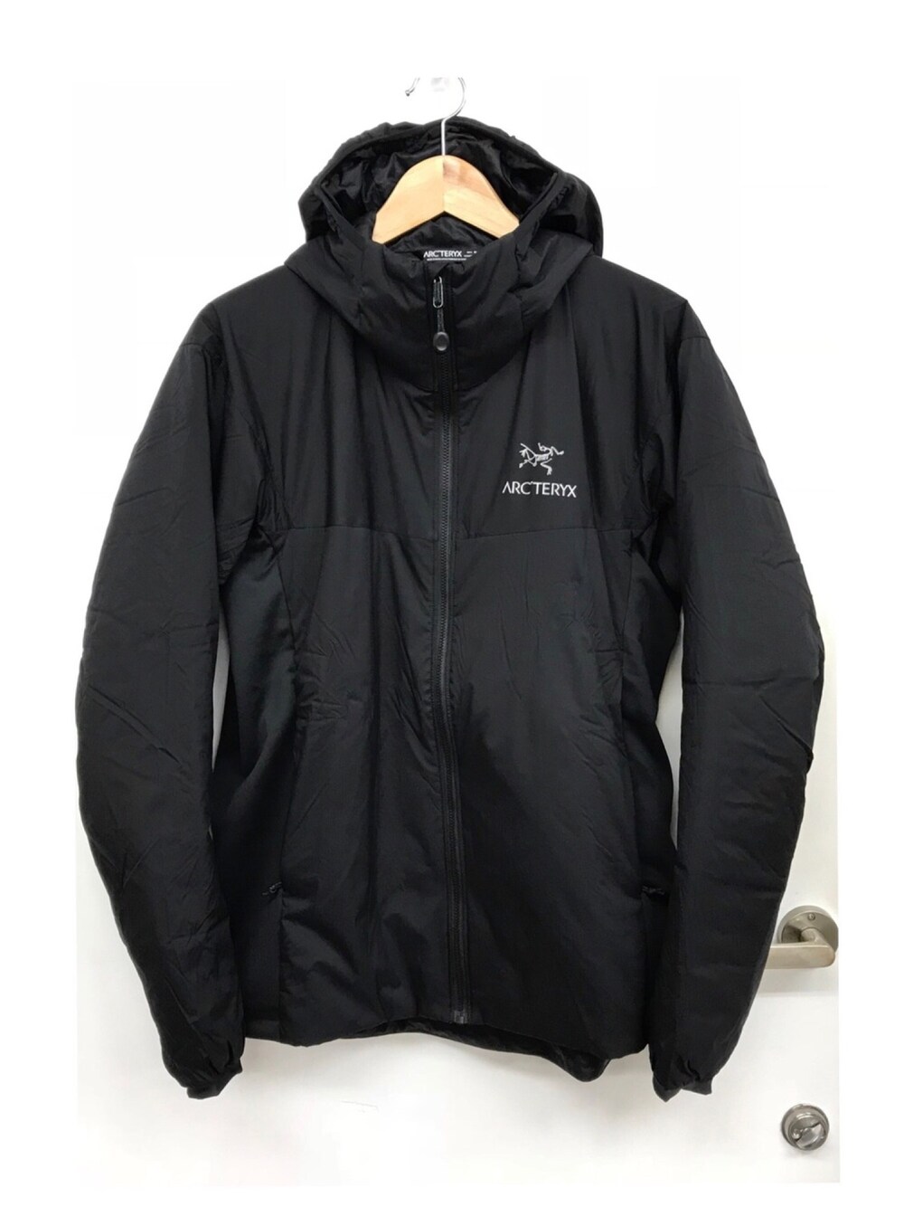 「ZOZO公認ユーザー、アークテリクス、ARC'TERYX、atom lt hoody、atom lt、雨の日コーデ、マウンテンパーカー、ブラック、ブラックコーデ、アウトドアスタイル」｜「ARC'TERYXのアークテリクス / アトム LT フーディ MENS（ダウンジャケット/コート、ブラック系）」を使った、KEITA(ΦωΦ)さん（メンズ・181cm）の冬コーディネートの1枚目の写真