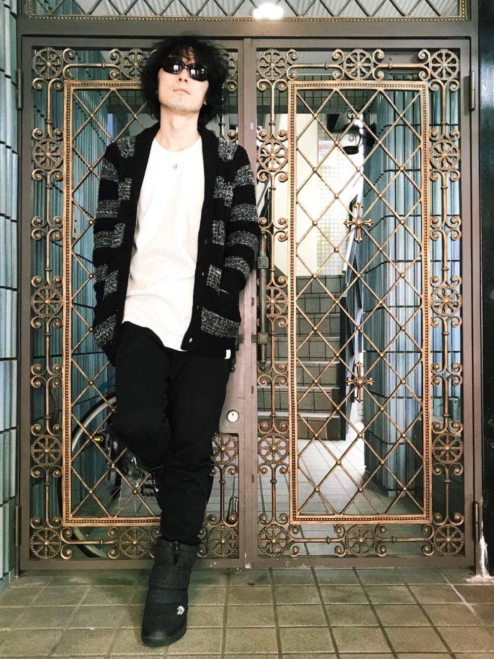 グレー系のカーディガン/ボレロ、ベージュ系のTシャツ/カットソー、ブラック系のその他パンツを着用したメンズの冬コーディネートの1枚目の写真