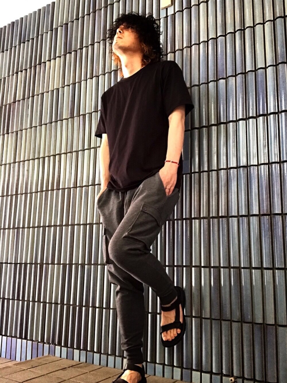 「アレキサンダーワン、ユニクロ、teva、シンプルコーデ、モノトーン、MinoriTY、カーゴパンツ、ジョガーパンツ、サンダル、オーバーサイズ」｜「UNIQLOのアイテム（Tシャツ/カットソー、ブラック系）」を使った、KEITA(ΦωΦ)さん（メンズ・181cm）の夏コーディネートの1枚目の写真