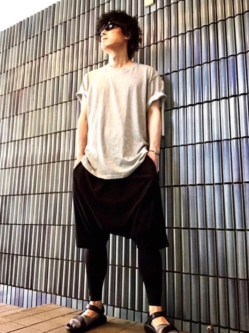 「ハーフパンツ、レギンス、プチプラ、スポーツミックス、サルエルパンツ、タイツ、リックオウエンス、RICK OWENS、teva、スポーツサンダル」｜「UNIQLOのドライカラークルーネックT（半袖）（Tシャツ/カットソー、グレー系）」を使った、KEITA(ΦωΦ)さん（メンズ・183cm）の夏コーディネートの1枚目の写真