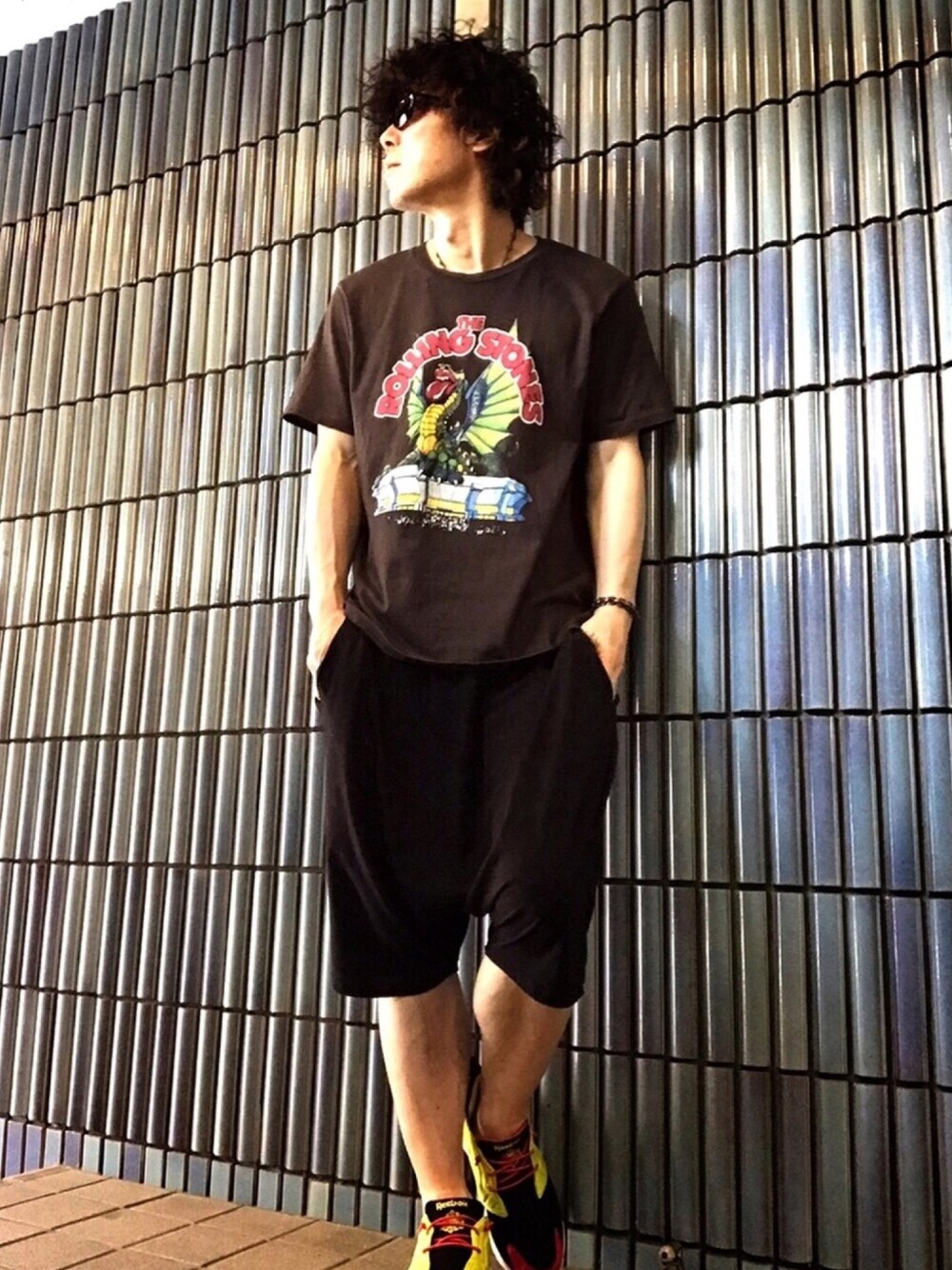 ブラック系のTシャツ/カットソー、ブラック系のその他パンツ、その他のスニーカーを着用したメンズの夏コーディネートの1枚目の写真