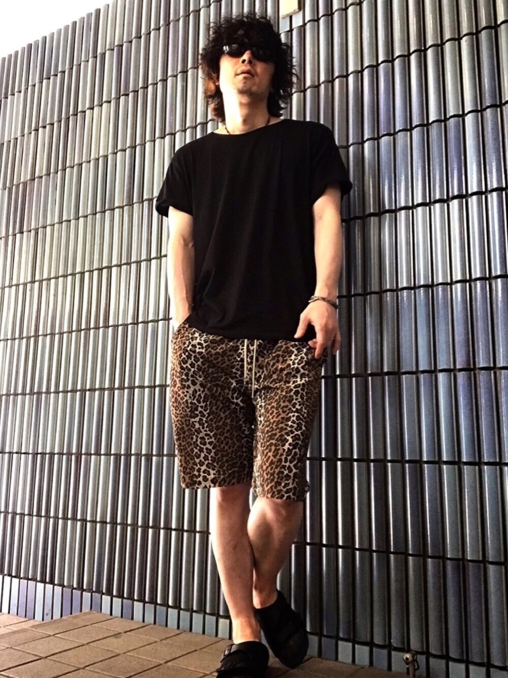 ブラック系のTシャツ/カットソー、その他のその他パンツ、ブラック系のサンダルを着用したメンズの夏コーディネートの1枚目の写真