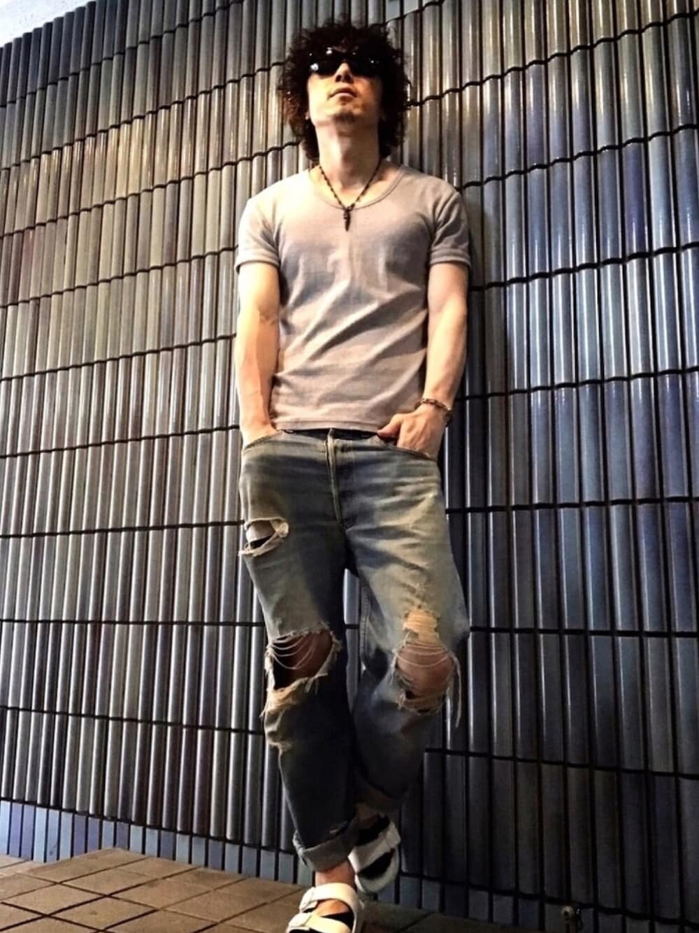 「501、リーバイス、リーバイス501、Levi's、ダメージデニムパンツ、ダメージデニム、ダメージジーンズ、アヴィレックス(AVIREX)、AVIREX、vintage」｜「AVIREXのavirex/アヴィレックス/メンズ/DAILY S/S V-NECK T-SHIRT/デイリー　半袖　Vネック　Tシャツ（Tシャツ/カットソー、グレー系）」を使った、KEITA(ΦωΦ)さん（メンズ・182cm）の秋コーディネートの1枚目の写真