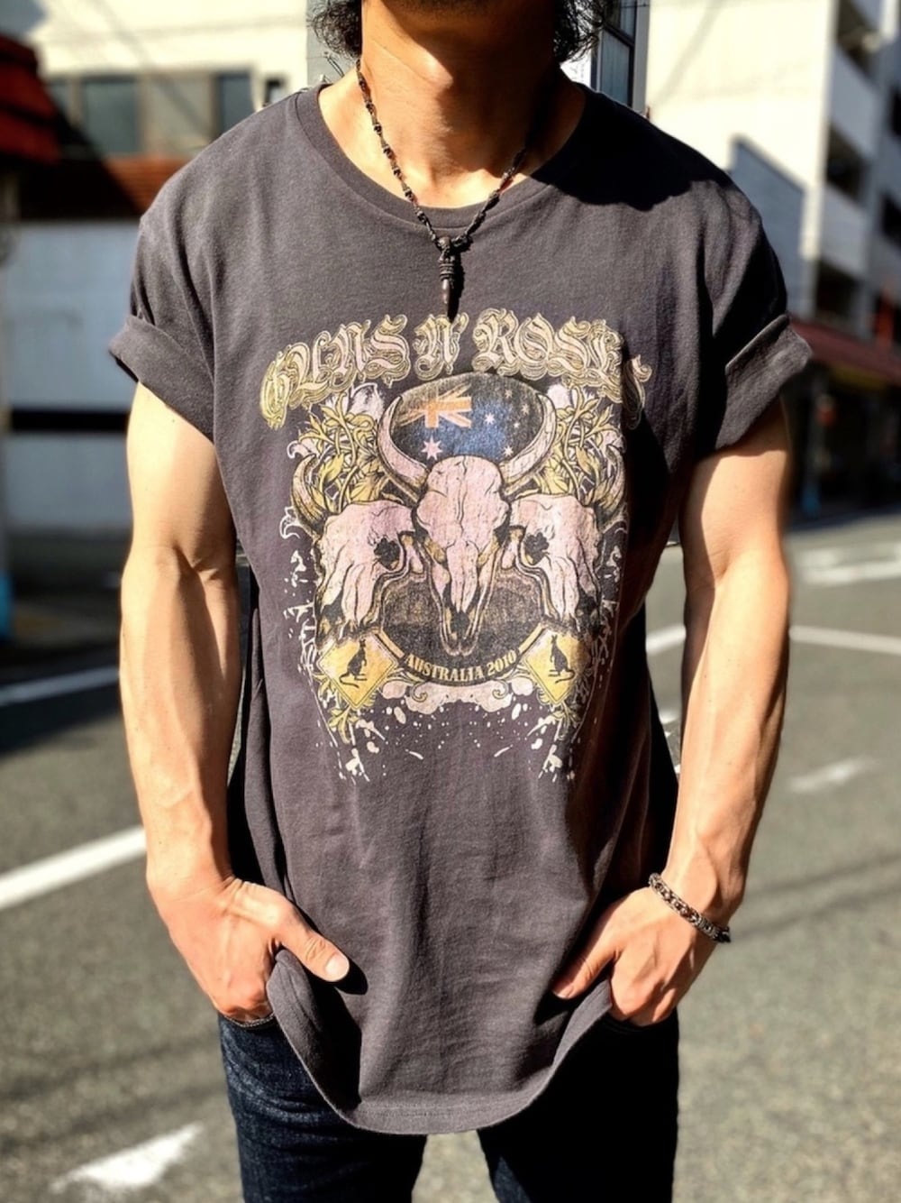 ブラック系のTシャツ/カットソー、ブルー系のデニムパンツ、シルバー系のネックレスを着用したメンズの秋コーディネートの1枚目の写真