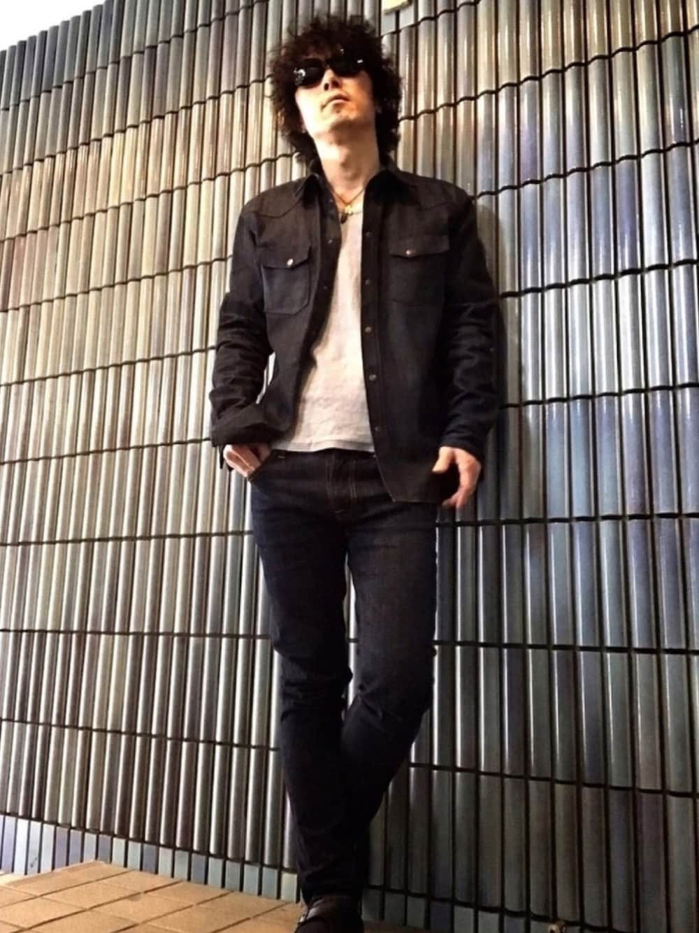 ブルー系のシャツ/ブラウス、グレー系のTシャツ/カットソー、ブルー系のデニムパンツを着用したメンズの秋コーディネートの1枚目の写真