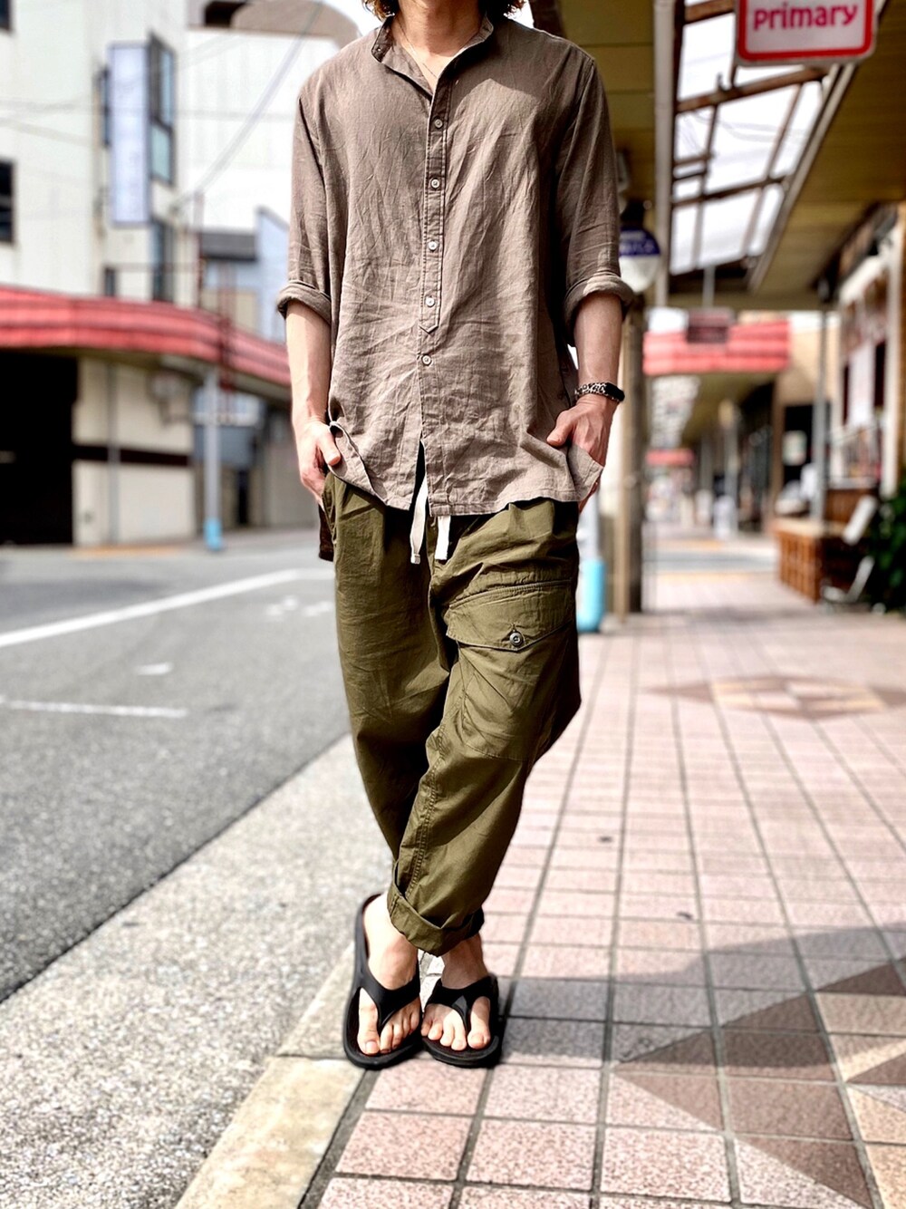 「シャツ好き集まれ、RAGEBLUE、BACKNUMBER、oofos、スタンドカラー、スタンドカラーシャツ、バンドカラー、バンドカラーシャツ、アースカラー、カーゴパンツ」｜「RAGEBLUEのリネン混ロングシャツ/876019（シャツ/ブラウス、グリーン系）」を使った、KEITA(ΦωΦ)さん（メンズ・182cm）の夏コーディネートの1枚目の写真