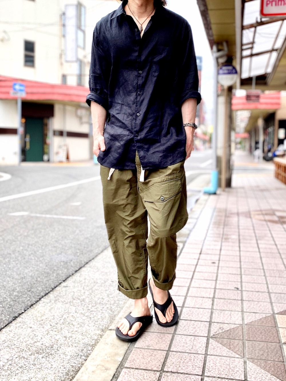 「シャツ好き集まれ、ユニクロ、プレミアムリネンシャツ、リネンシャツ、RAGEBLUE、oofos、ベイカーパンツ、カーゴパンツ、オーバーサイズ、ミリタリー」｜「UNIQLOのプレミアムリネンシャツ（長袖）（シャツ/ブラウス、ブラック系）」を使った、KEITA(ΦωΦ)さん（メンズ・182cm）の夏コーディネートの1枚目の写真