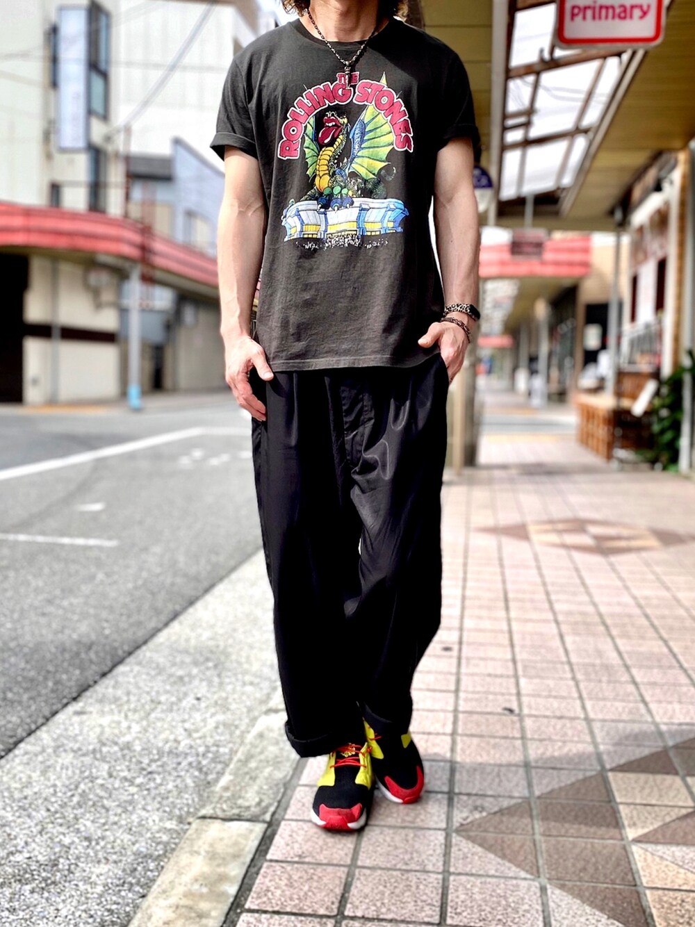 「バンドT、ワイドパンツ、GU、ユニクロ、ポンプフューリー、フューリーライト、オールブラック、オーバーサイズ、大人カジュアル、差し色」｜「GUのアイテム（Tシャツ/カットソー、ブラック系）」を使った、KEITA(ΦωΦ)さん（メンズ・182cm）の夏コーディネートの1枚目の写真