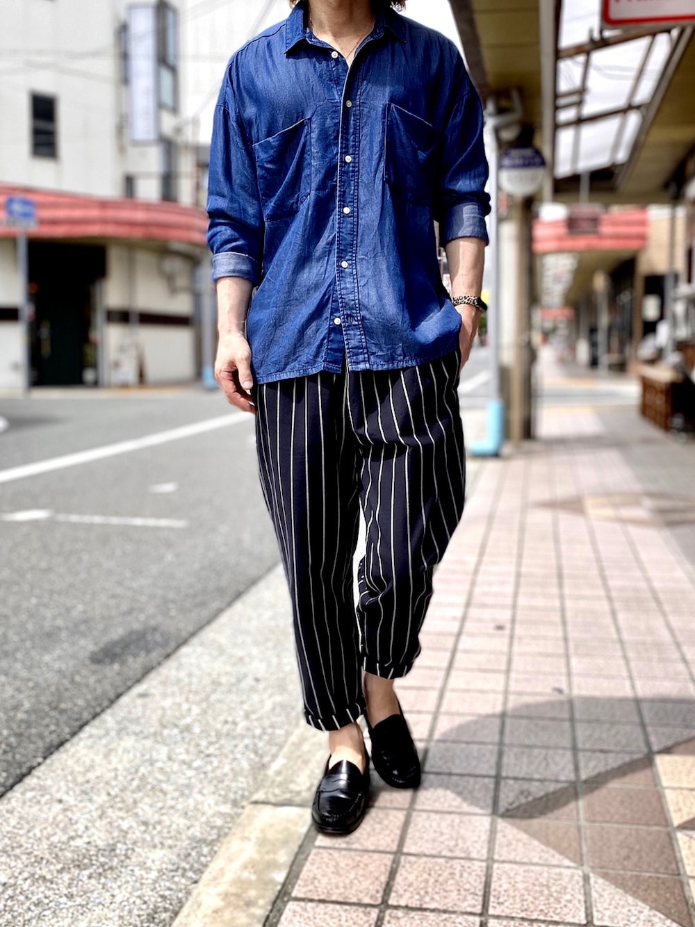 「シャツ好き集まれ、SENCE OF PLACE 、GU、G.H.BASS、デニムシャツ、ストライプパンツ、シェフパンツ、ワイドパンツ、ローファー、シャツスタイル」｜「SENSE OF PLACE by URBAN RESEARCHのデニムビッグシャツ（シャツ/ブラウス、ブルー系）」を使った、KEITA(ΦωΦ)さん（メンズ・182cm）の夏コーディネートの1枚目の写真