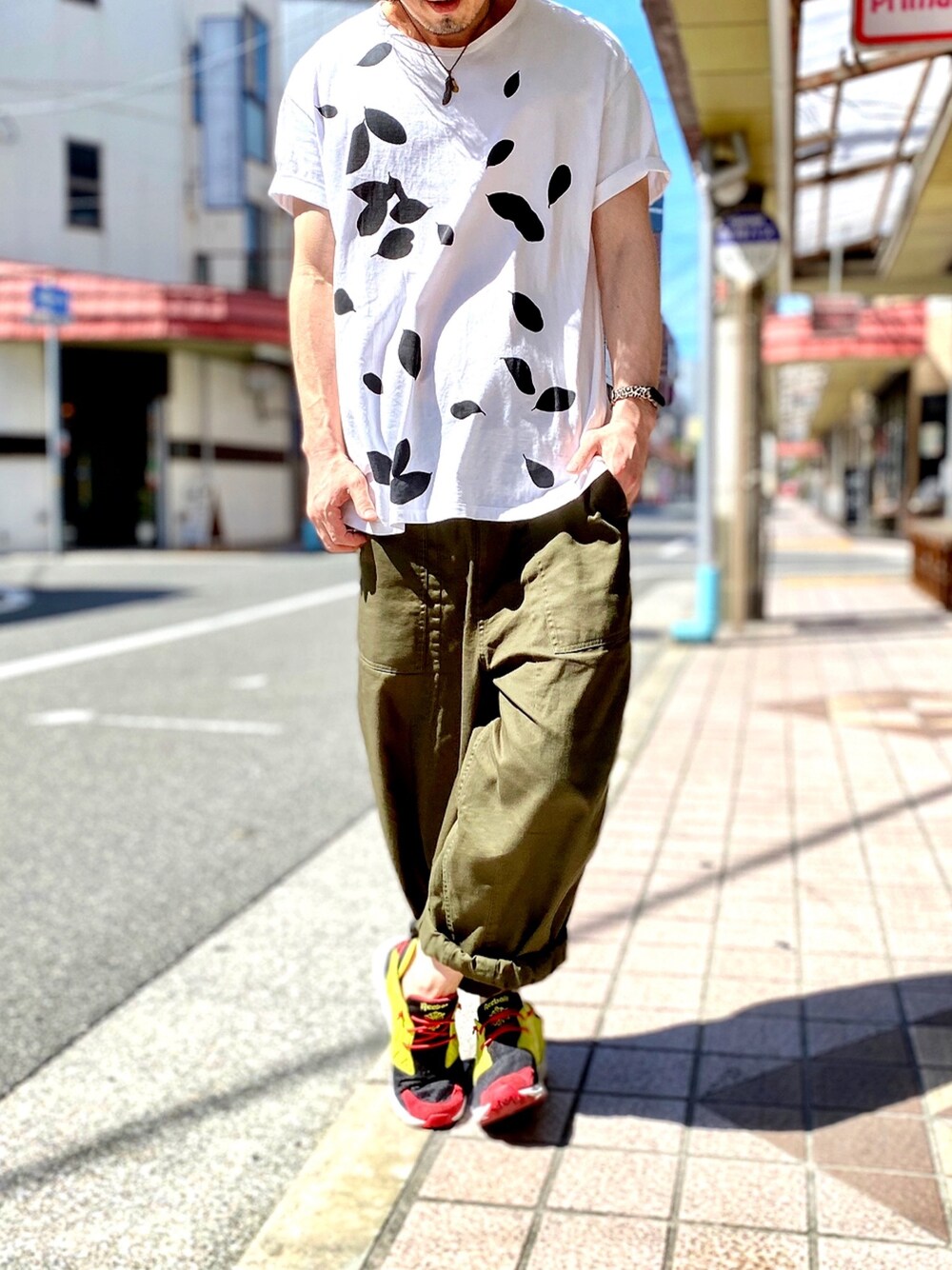 「LAD MUSICIAN、ラッドミュージシャン、ikka、イッカ、ベイカーパンツ、ワークパンツ、ワイドパンツ、カーゴパンツ、フューリーライト、ポンプフューリー」｜「LAD MUSICIANのLAD MUSICIAN×Lui's(ラッド ミュージシャン×ルイス) 「leaf」Tシャツ（Tシャツ/カットソー、ホワイト系）」を使った、KEITA(ΦωΦ)さん（メンズ・182cm）の夏コーディネートの1枚目の写真