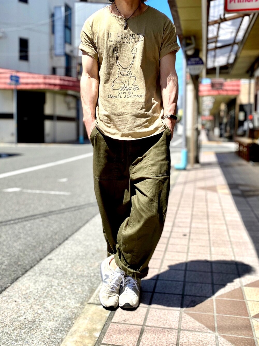 「KurtCobain、カートコバーン、NIRVANA、ニルヴァーナ、ikka、ベイカーパンツ、カーゴパンツ、ワイドパンツ、アースカラー、ニューバランス996」｜「DANIEL JOHNSTONのアイテム（Tシャツ/カットソー、ベージュ系）」を使った、KEITA(ΦωΦ)さん（メンズ・182cm）の夏コーディネートの1枚目の写真