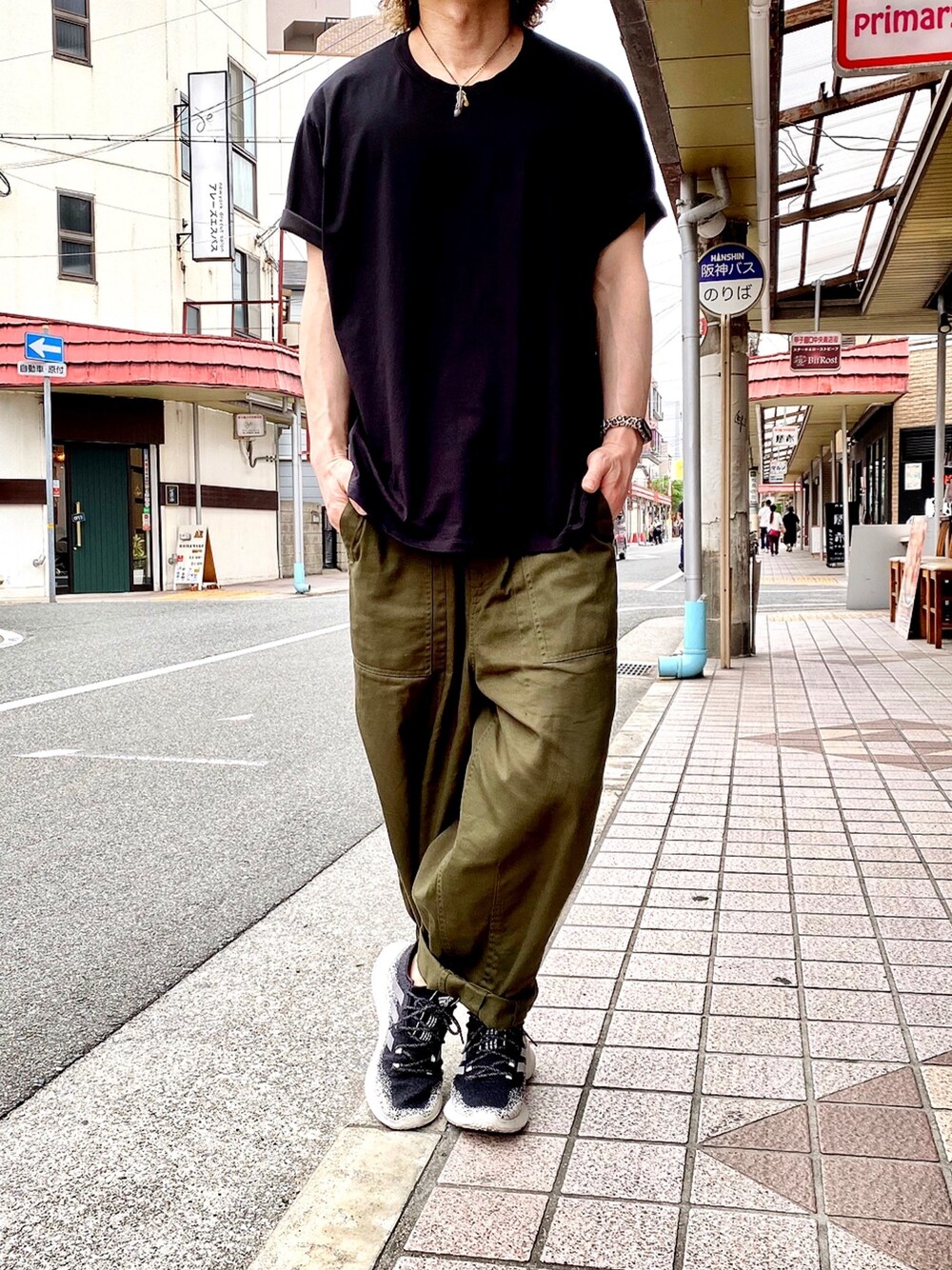 「ユニクロユー、UNIQLO U、イッカ、ikka、ベイカーパンツ、ワークパンツ、ワイドパンツ、カーゴパンツ、カーキパンツ、ミリタリー」｜「UNIQLOのアイテム（Tシャツ/カットソー、ブラック系）」を使った、KEITA(ΦωΦ)さん（メンズ・182cm）の夏コーディネートの1枚目の写真