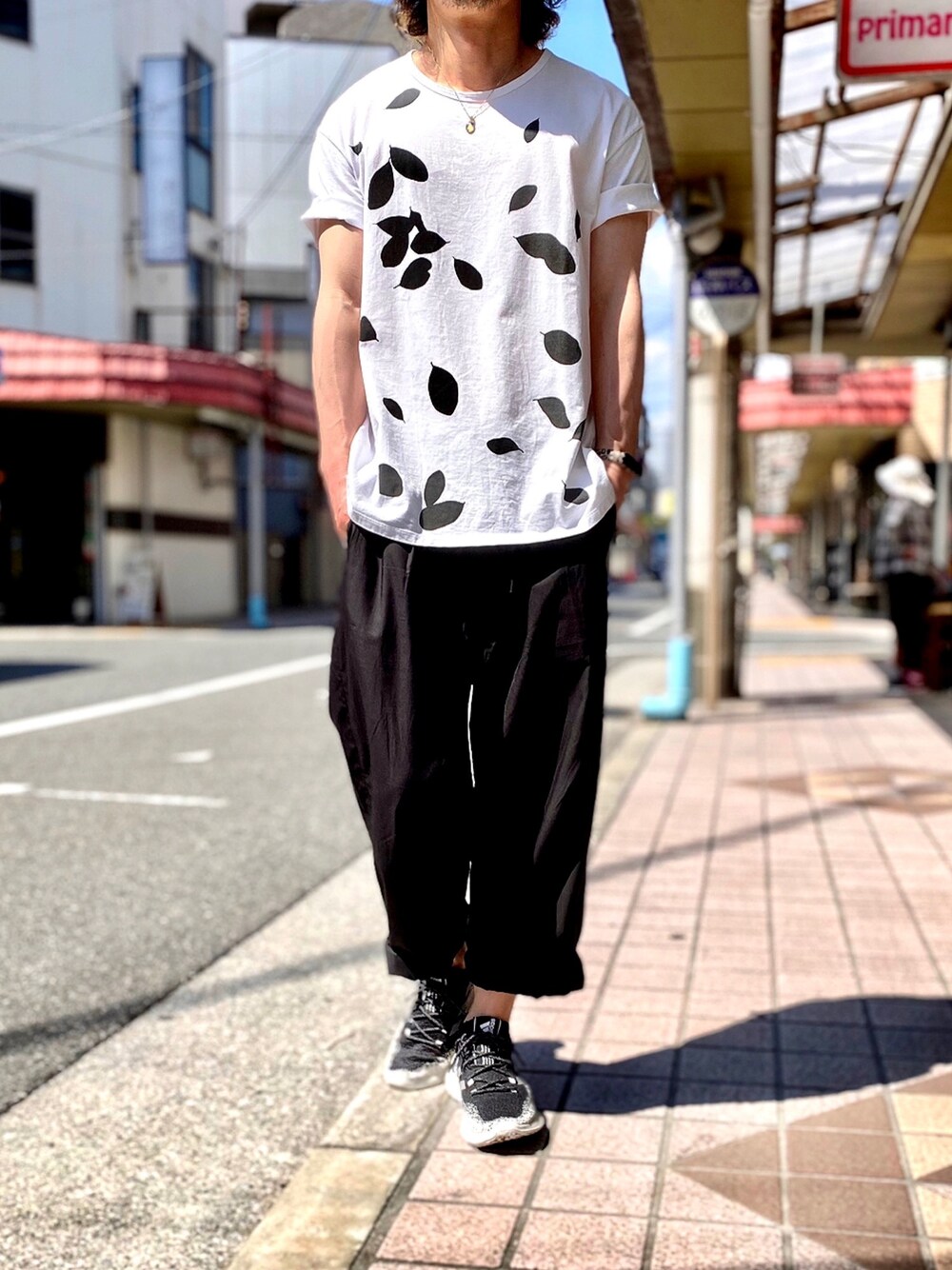 「LAD MUSICIAN、ラッドミュージシャン、UNIQLO U、ユニクロU、adidas、ワイドパンツ、イージーパンツ、モノトーン、モノトーンコーデ、ビッグシルエット」｜「LAD MUSICIANのLAD MUSICIAN×Lui's(ラッド ミュージシャン×ルイス) 「leaf」Tシャツ（Tシャツ/カットソー、ホワイト系）」を使った、KEITA(ΦωΦ)さん（メンズ・182cm）の夏コーディネートの1枚目の写真