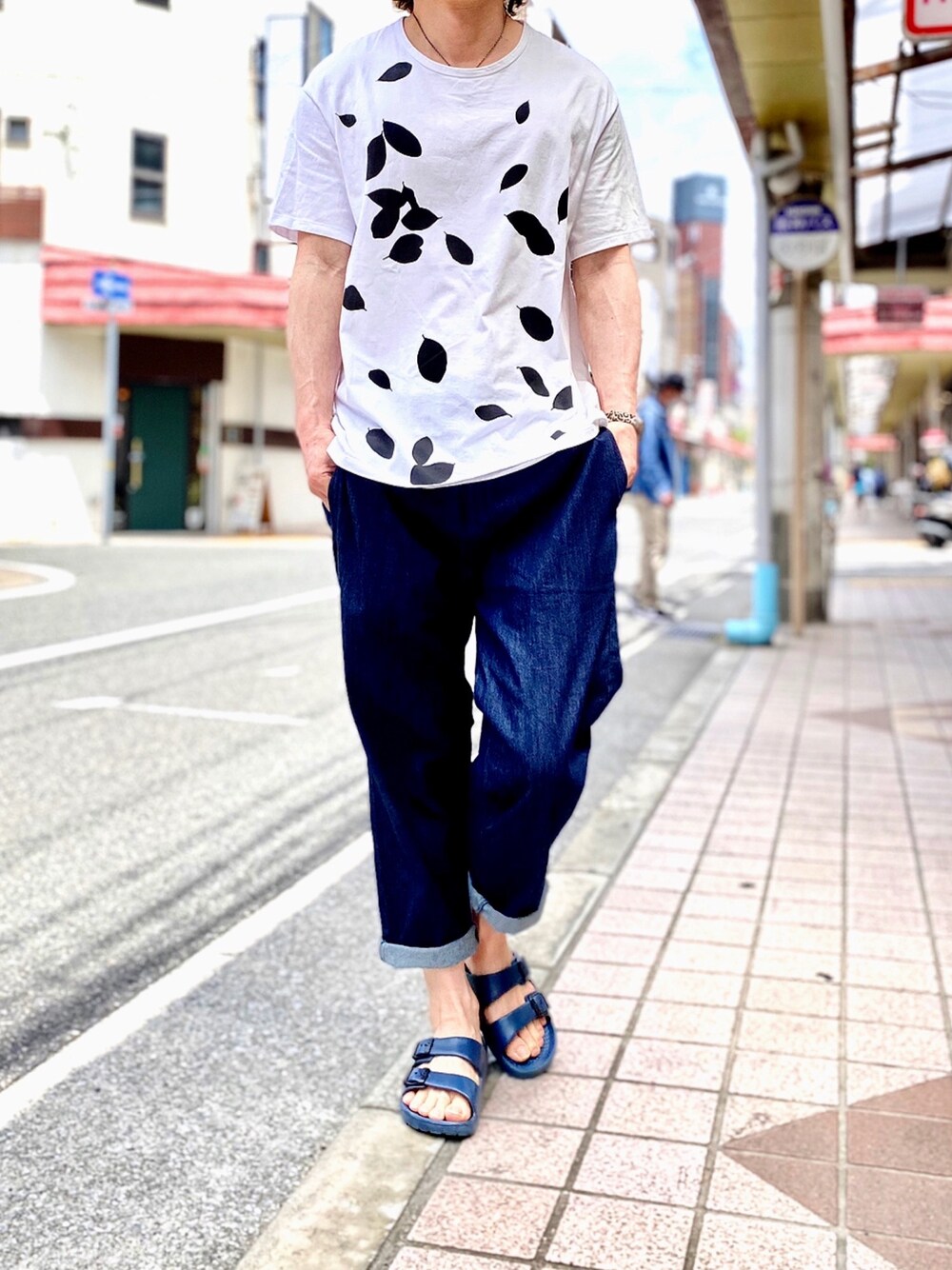 「LAD MUSICIAN、ラッドミュージシャン、シェフパンツ、ワイドパンツ、ワイドデニム、ビックシルエット、リラックススタイル、ビルケンシュトック、birkenstock、大人カジュアル」｜「LAD MUSICIANのLAD MUSICIAN×Lui's(ラッド ミュージシャン×ルイス) 「leaf」Tシャツ（Tシャツ/カットソー、ホワイト系）」を使った、KEITA(ΦωΦ)さん（メンズ・182cm）の春コーディネートの1枚目の写真