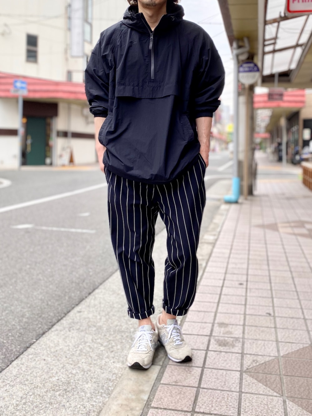 「アノラックパーカー、ナイロンジャケット、シェフパンツ、ストライプパンツ、ユニクロ、GU、ニューバランス、ニューバランス996、オールブラック、モノトーン」｜「UNIQLOのオーバーサイズアノラックパーカ（ブルゾン、ブラック系）」を使った、KEITA(ΦωΦ)さん（メンズ・182cm）の春コーディネートの1枚目の写真