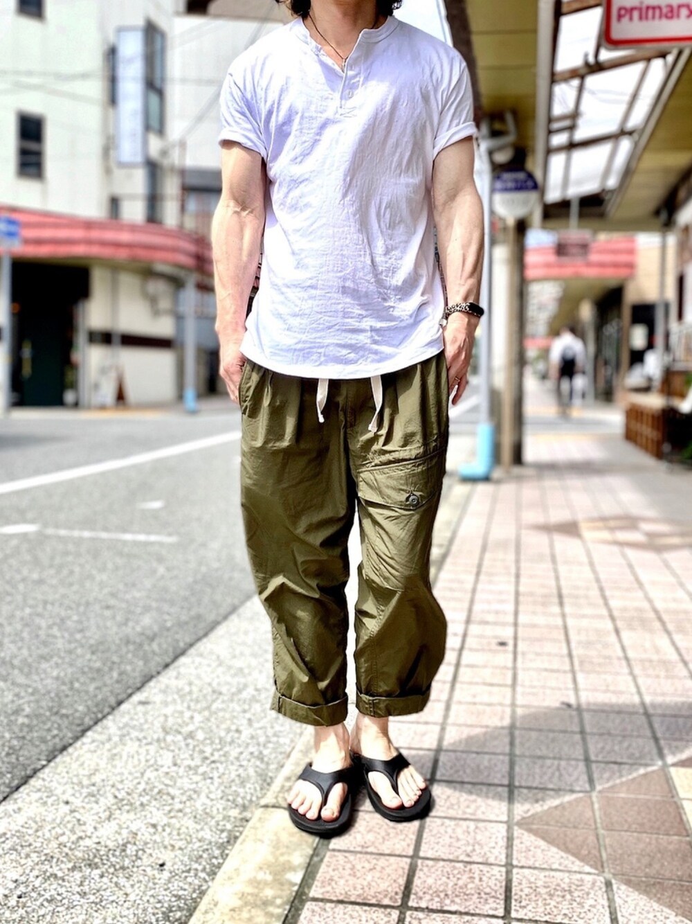 「United Athle、ユナイテッドアスレ、ヘンリーネック、ミリタリー、ミリタリーパンツ、ベイカーパンツ、カーゴパンツ、ワイドパンツ、oofos、BACKNUMBER」｜「United Athleの【 United Athle / ユナイテッドアスレ 】 5.6オンス ヘンリーネック Tシャツ / 大きめ（Tシャツ/カットソー、ホワイト系）」を使った、KEITA(ΦωΦ)さん（メンズ・182cm）の夏コーディネートの1枚目の写真