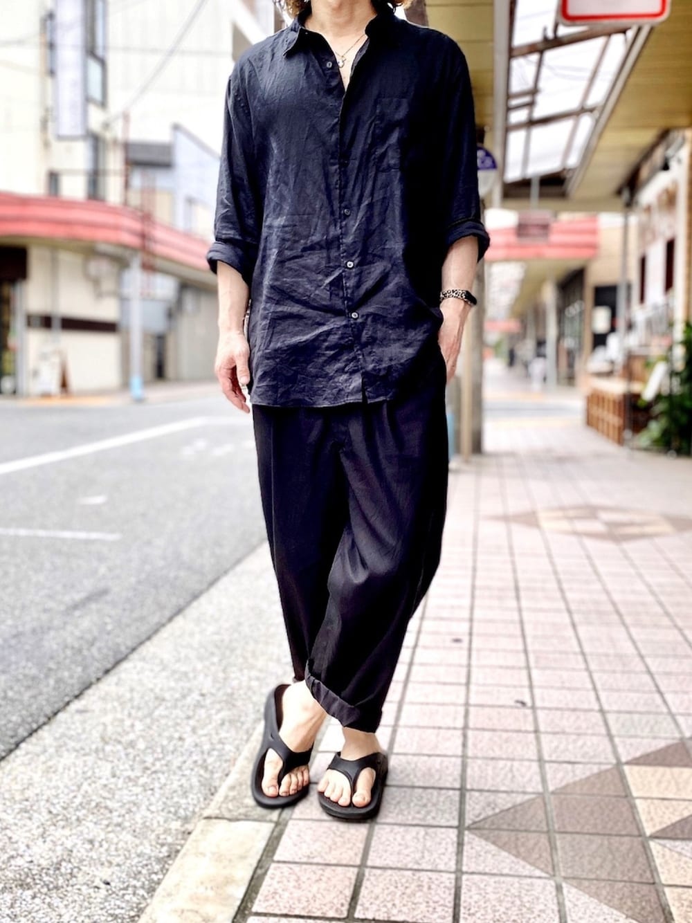「オールブラック、ワントーンコーデ、プレミアムリネンシャツ、リネンシャツ、ワイドパンツ、UNIQLO U、ユニクロユー、UNIQLO、ユニクロ、oofos」｜「UNIQLOのプレミアムリネンシャツ（長袖）（シャツ/ブラウス、ブラック系）」を使った、KEITA(ΦωΦ)さん（メンズ・182cm）の夏コーディネートの1枚目の写真