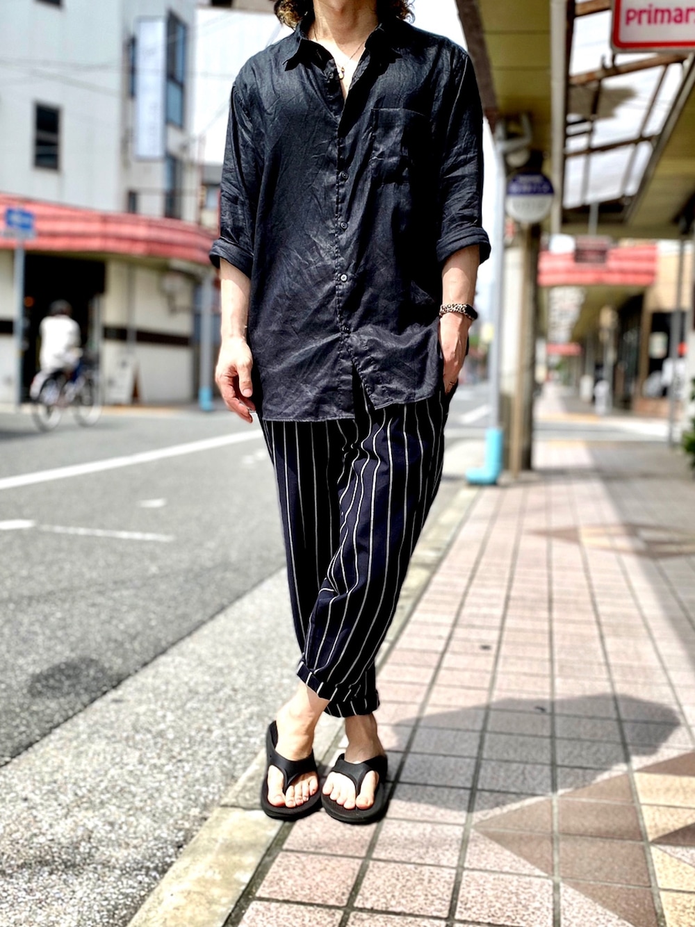 「プレミアムリネンシャツ、リネンシャツ、シャツスタイル、ワントーンコーデ、オールブラック、ストライプパンツ、サンダル、モノトーン、モノトーンコーデ、oofos」｜「UNIQLOのプレミアムリネンシャツ（長袖）（シャツ/ブラウス、ブラック系）」を使った、KEITA(ΦωΦ)さん（メンズ・182cm）の夏コーディネートの1枚目の写真