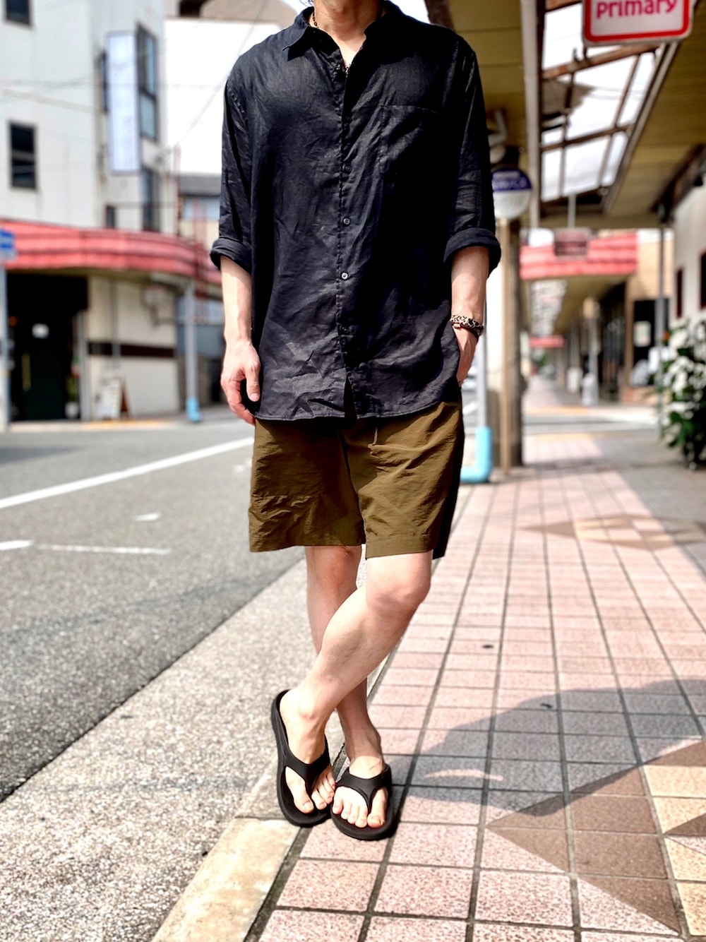 「ショートパンツ、ハーフパンツ、プレミアムリネンシャツ、リネンシャツ、リカバリーサンダル、UNIQLO、COTORICA.、oofos、ビッグシルエット、シャツスタイル」｜「UNIQLOのプレミアムリネンシャツ（長袖）（シャツ/ブラウス、ブラック系）」を使った、KEITA(ΦωΦ)さん（メンズ・182cm）の夏コーディネートの1枚目の写真