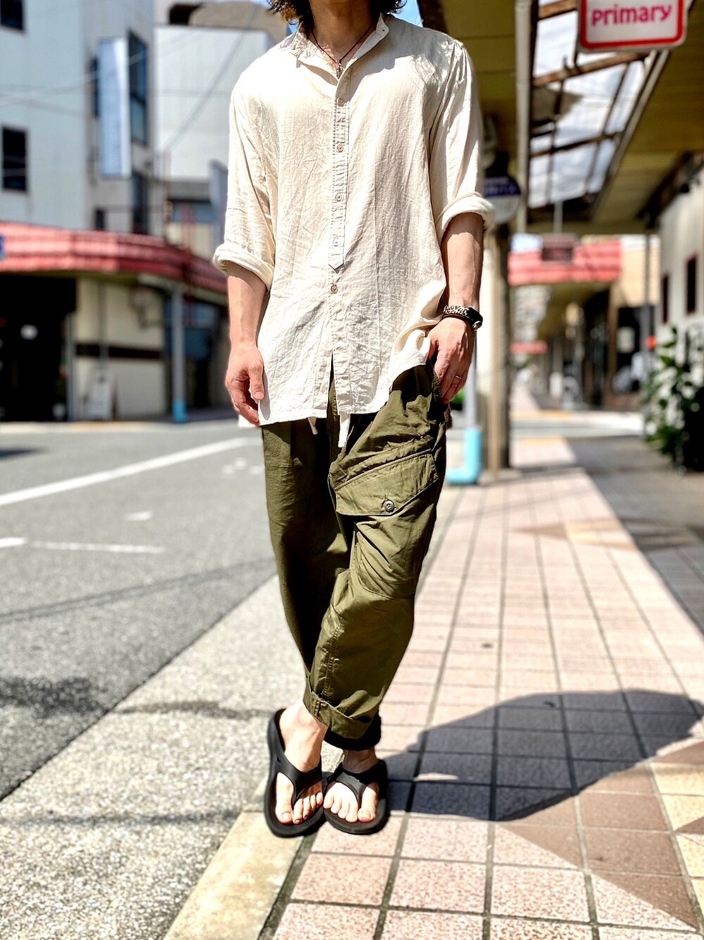 「シャツスタイル、スタンドカラーシャツ、バンドカラーシャツ、リネンシャツ、リネンパンツ、カーゴパンツ、ベイカーパンツ、RAGEBLUE、oofos、BACKNUMBER」｜「RAGEBLUEのリネン混ロングシャツ/876019（シャツ/ブラウス、ホワイト系）」を使った、KEITA(ΦωΦ)さん（メンズ・182cm）の夏コーディネートの1枚目の写真